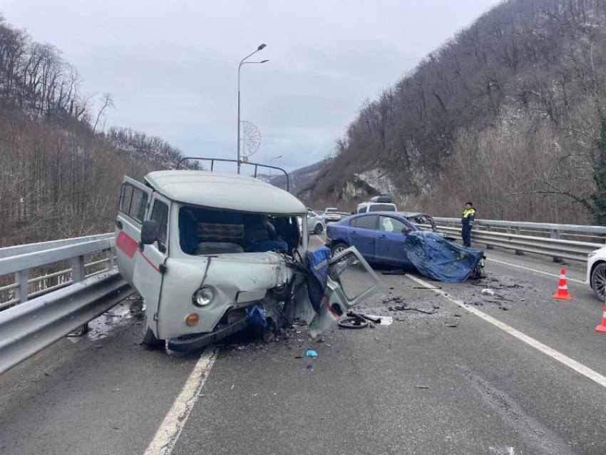 Страшная авария на Ново-Краснополянском шоссе  Сегодня утром на Ново-Краснополянском шоссе в районе «Пасть Дракона» произошло лобовое столкновение автомобилей «Мазда» и «УАЗ»  РЖД . Водитель «Мазды» погиб на месте.  Водитель «УАЗа» госпитализирован.   МВД Краснодарского края    Новости Сочи 24