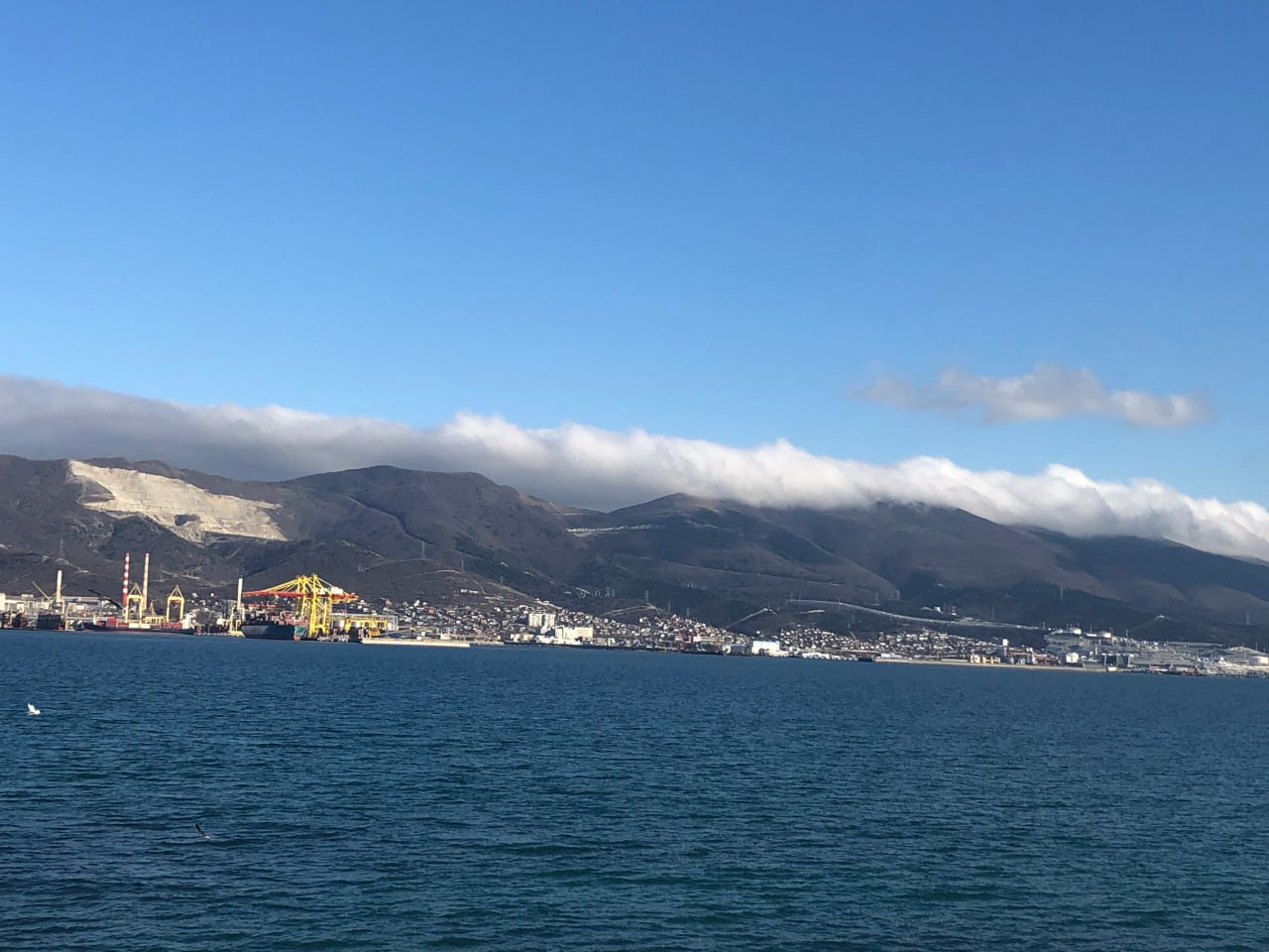 В Новороссийске подача воды снижена на 90 из за аварийной ситуации на водоводе Для жителей организуют подвоз воды автоцистернами по заявкам Как уточнили в МЦУ после завершения работ водоснабжение будет полностью восстановлено аварийная ситуация не прогнозируется В связи с аварией подача воды населению будет осуществляться по графику с 06 00 до 09 00 и с 18 00 до 21 00 Кубанские Новости Мы в MAX