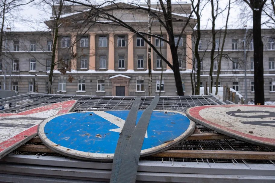 КГИОП не признал памятниками вестибюль метро Парк Победы и здание ВНИИБ Комитет по государственному контролю использованию и охране памятников истории и культуры КГИОП не стал включать в перечень выявленных объектов культурного наследия вестибюль станции метро Парк Победы дома на проспекте Обуховской Обороны и здание НИИ целлюлозно бумажной промышленности ВНИИБ Соответствующие проекты постановлений появились на портале антикоррупционной экспертизы 27 августа В ведомстве сочли что в указанных объектах нет историко культурной ценности В связи с этим вестибюль Парка Победы перстроят и сделают более современным Здание ВНИИБ споры которого ведутся с 2019 года снесут На его месте компания 2 й Муринский планирует построить жилой комплекс В апреле 2025 года ГАТИ выдала ордер на соответствующие работы Фото Алексей Смагин Коммерсантъ kommersant spb