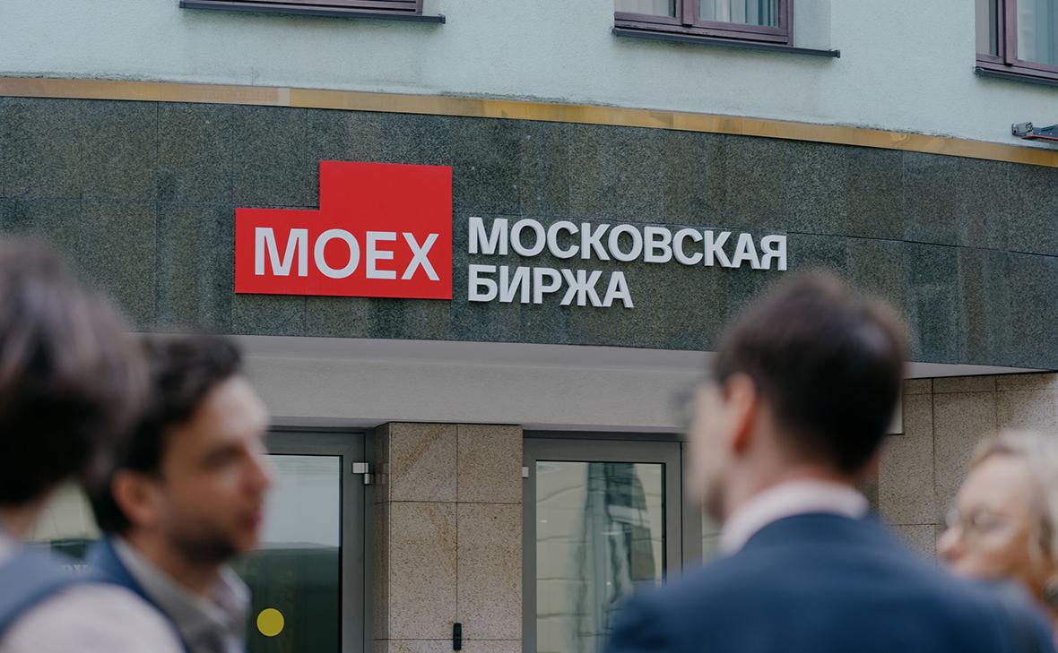Мосбиржа в декабре запустит счета Ин для иностранных инвесторов MOEX 24 октября Национальный клиринговый центр входит в группу Мосбиржи презентовал банкам и брокерам параметры счетов типа Ин Счета Ин будут открывать нерезидентам их главная особенность гарантия вывода средств за рубеж Cейчас на бирже идет внутреннее тестирование Ин полноценный запуск запланирован на 8 декабря 2025 года Планируется открывать клиентские счета Ин помечены буквой L счета доверительного управления D и собственные счета S Держателям S будет доступен рынок депозитов с ЦК центральный контрагент структура Мосбиржи которая проводит расчеты и гарантирует исполнение сделок Держатели L и D смогут проводить операции на фондовом валютном рынках а также рынке депозитов с ЦК Доступ к срочному рынку планируется реализовать вторым этапом сроки его запуска в материалах не указываются jkinvest news jkinvest