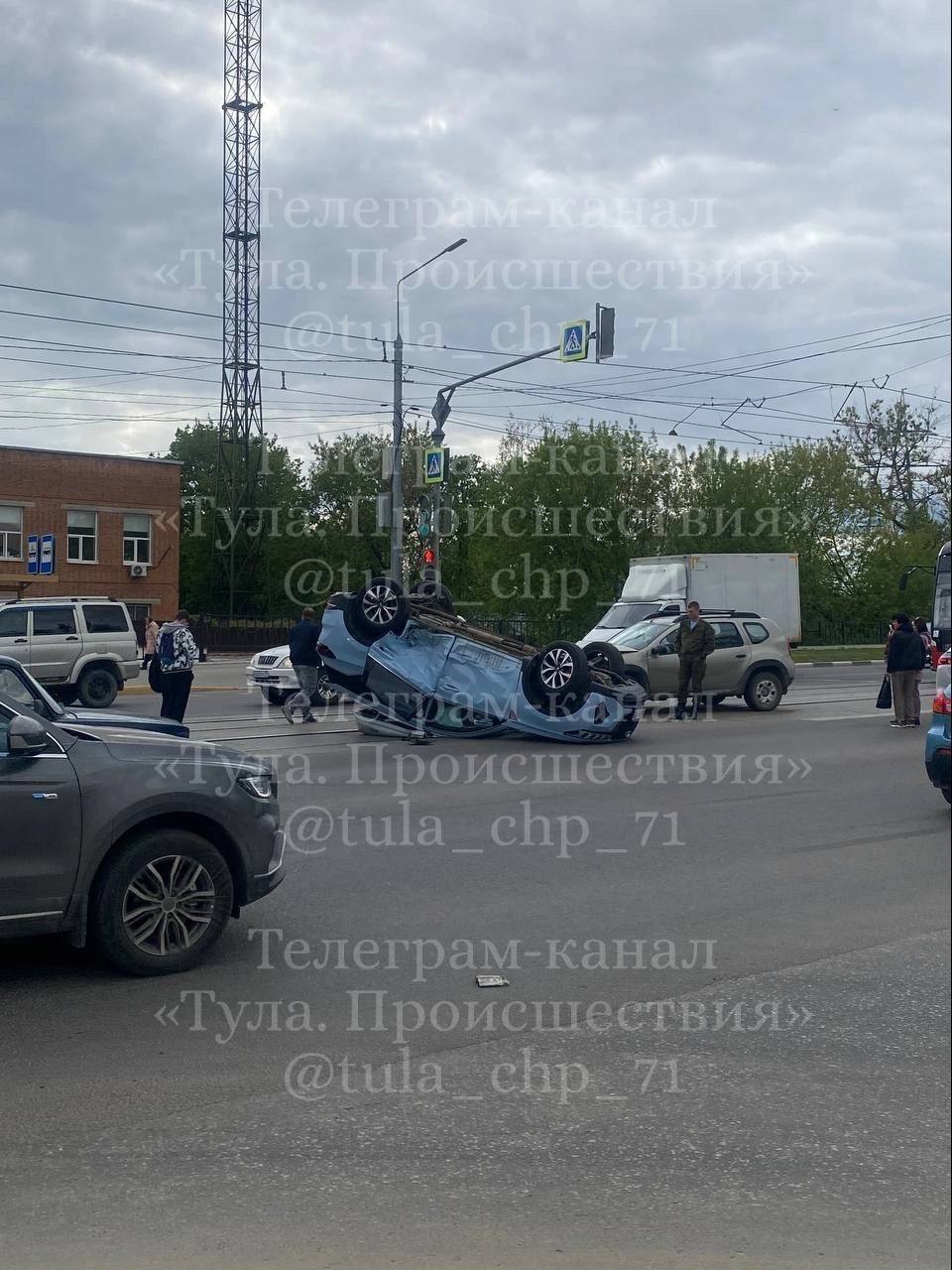 На Демидовской плотине в ДТП пострадал 34-летний мужчина. В субботу, 10 мая, на Демидовской плотине оружейной столицы произошла авария. По предварительной информации региональной Госавтоинспекции, 38-летний водитель Chery, разворачиваясь, врезался в попутное авто Renault Duster, за рулем которого был 36-летний мужчина. От столкновения китайская машина перевернулась. В ДТП пострадал 34-летний пассажир Chery. Он получил различные травмы и был доставлен в медучреждение. Источник Тульская пресса