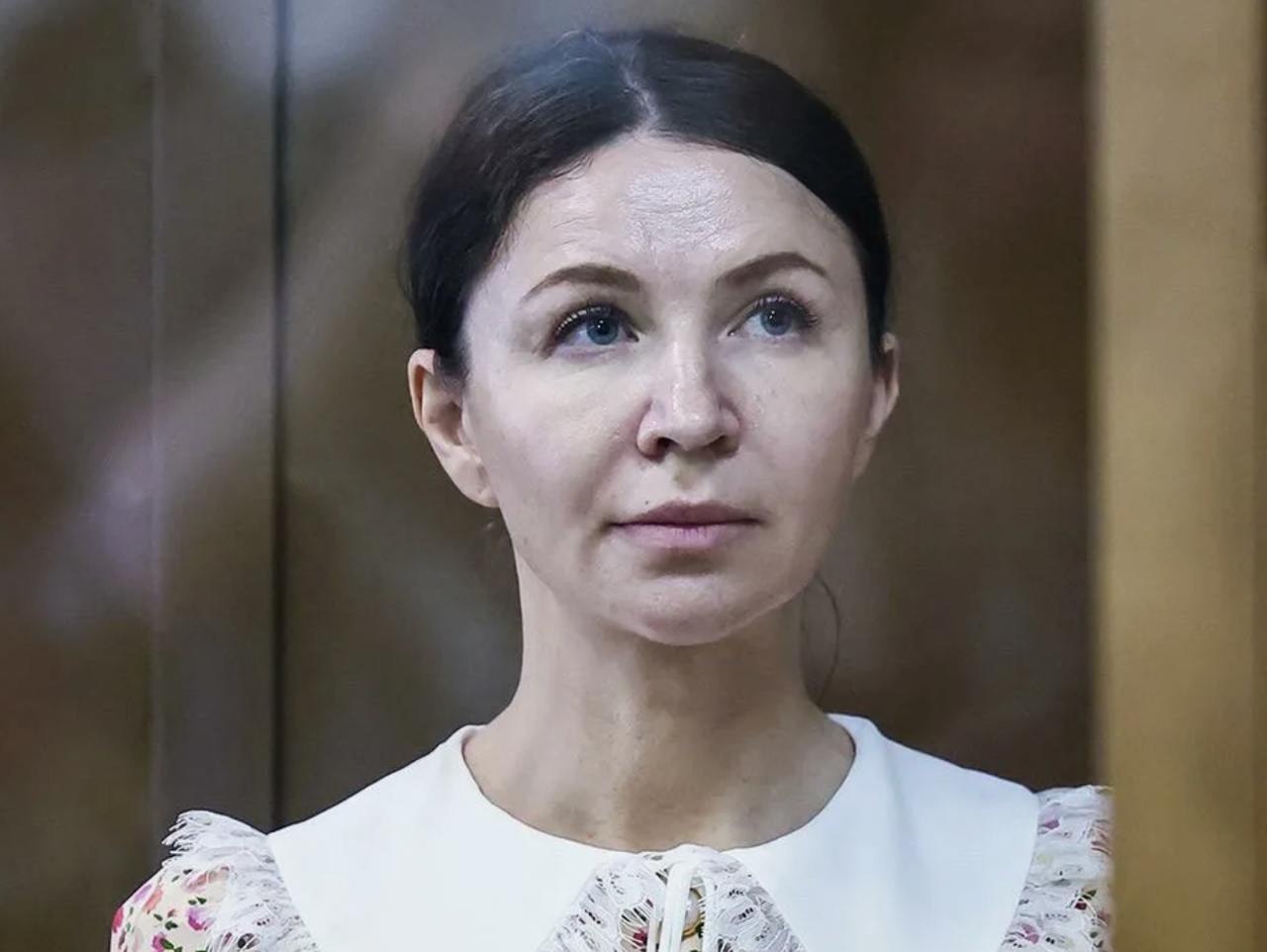 ⏬ Блиновская и ее тайные заначки: родственники «королевы марафонов» скрывали миллионы У родных блогерши нашли дорогую недвижимость и крупные суммы на счетах после того, как Блиновская была признана виновной в неуплате налогов и отмывании денег. Имущество оказалось на имени ее матери и брата. У Александра Останина нашли девять помещений в Москве, в том числе три парковочных места. У матери, Нины Останиной, – три квартиры в Москве и одна в Ярославле. Все это при том, что их официальные доходы явно не соответствуют таким покупкам. Кроме того, на банковских счетах родственников оказалось 3 млн рублей и $20 тыс. Никаких объяснений, откуда взялись такие деньги, нет. Ранее муж Блиновской так же неожиданно нашел 9 млн рублей для перевода своему отцу. Теперь суд требует вернуть эти деньги на счета Блиновской, а также признать ее владельцем всей этой недвижимости. СМИ пишут, что семья блогерши скрывала активы, чтобы избежать выплаты долгов. Как вы думаете, где родственники Блиновской взяли такие деньги? Культурненько — подпишись