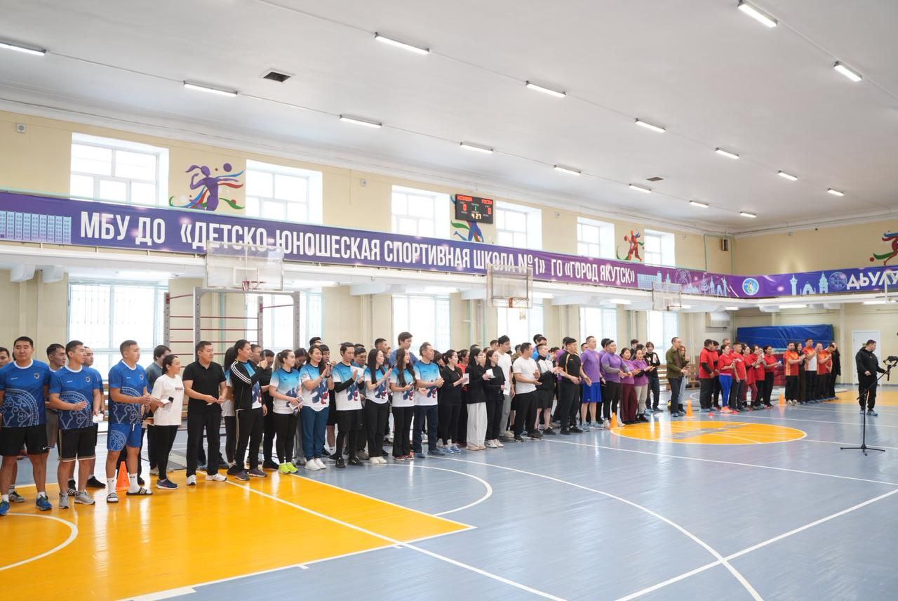 Сегодня открыли Фестиваль Всероссийского физкультурно спортивного комплекса Готов к труду и обороне среди сотрудников органов местного самоуправления и подведомственных учреждений городского округа город Якутск В сдаче нормативов ГТО ежегодно принимают участие сотни наших коллег разного возраста и уровня подготовки Убежден что хорошая физическая форма и здоровый образ жизни помогают более продуктивно работать на благо города СпортНормаЖизни ГТО