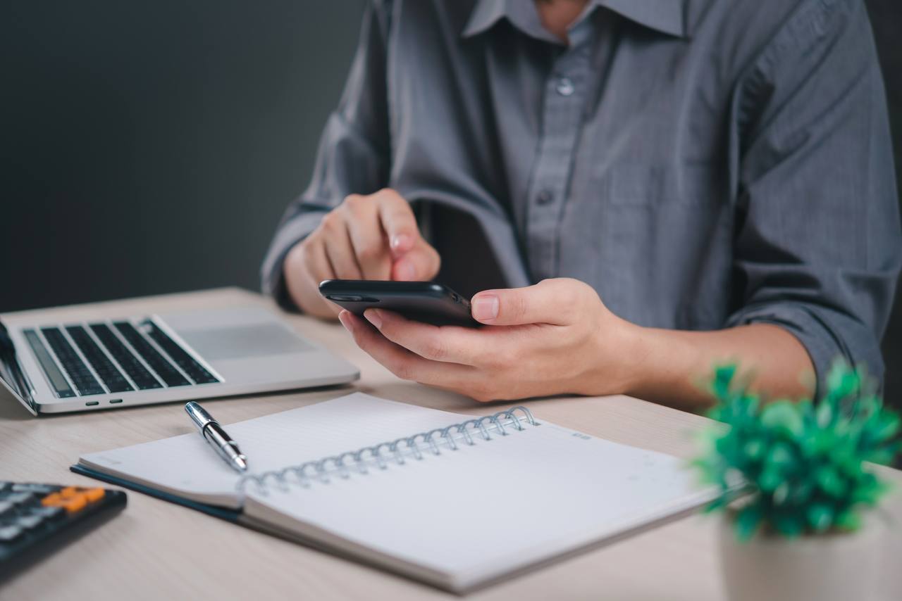 Правительство утвердило национальную модель целевых условий ведения бизнеса В ней отражены дополнительные решения для поддержки и упрощения ведения предпринимательской деятельности на всех ее этапах Национальная модель представляет собой 11 дорожных карт в которые включены 280 мероприятий направленных на достижение 40 целевых показателей Мероприятия дорожных карт помогут предпринимателям в вопросах регистрации бизнеса уплаты налогов получения патентов и развития инновационных производств подключения к энергетической инфраструктуре разрешения споров  Особое внимание уделяется условиям ведения бизнеса в регионах Региональный трек поможет разобраться в важнейших вопросах с которыми сталкивается бизнес на местах сроки и количество процедур для получения разрешительной и иной документации подключения к инфраструктуре аренда земельных участков Главная цель реализации дорожных карт совершенствовать условия ведения бизнеса во всех регионах страны  Национальная модель была разработана Минэкономразвития и АСИ совместно с деловым сообществом Мониторинг исполнения дорожных карт будет вестись ежеквартально с привлечением экспертов и бизнеса по его результатам Минэкономразвития будет направлять доклад в Правительство