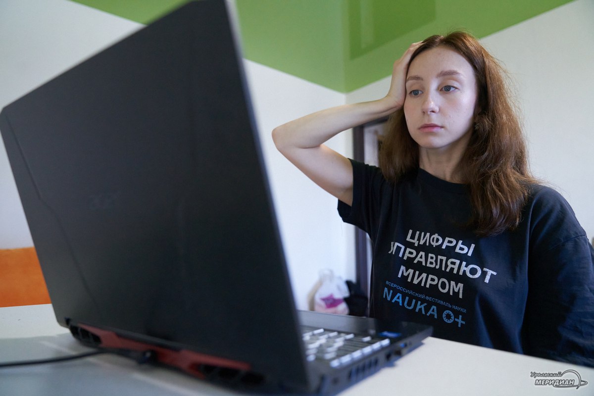 В Свердловской области наблюдается значительный рост интереса к использованию чат-ботов на основе искусственного интеллекта. Что особенно интересно, среди них — помощники-«психологи»  В 2025 году количество пользователей подобных сервисов увеличилось в 2,1 раза  Свердловчане активно взаимодействуют с виртуальными помощниками, которые помогают им справляться со стрессом и беспокойством. Некоторые чат-боты с искусственным интеллектом изначально разработаны для оказания психологической поддержки. Например, Wysa, Woebot и Earkick используют доказавшие свою эффективность методы, такие как когнитивно-поведенческая терапия.   А вы используете подобные боты?    «Уральский меридиан»