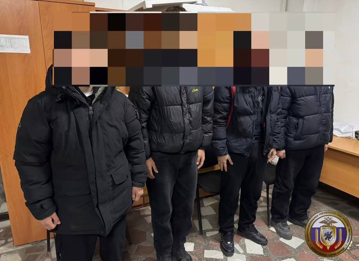 В Якутске задержали участников инцидента возле развлекательного заведения Сотрудники уголовного розыска из отдела полиции 2 взаимодействуя с коллегами из отдела по борьбе с преступлениями против личности МУ МВД России Якутское оперативно установили местонахождение и задержали всех причастных к происшествию на улице Кирова Все участники инцидента были доставлены в отделение полиции для дальнейшего разбирательства ulusmedia Читайте нас в MAX