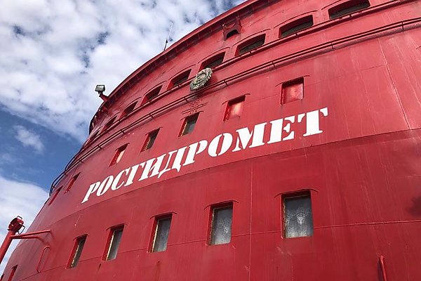 На Ставрополье работа по увеличению осадков в 2026 году продлится 1 5 месяца Самолет лаборатория Росгидромета будет работать на Ставрополье в 2026 году с 15 марта до 1 мая заявил губернатор края Владимир Владимиров По сравнению с 2025 годом срок работы увеличится на 50 Об этом сообщает ТАСС Трехлетний контракт с Росгидрометом заключили об использовании авиасудна которое будет вызывать искусственные осадки Оно начнет работать у нас в 2026 году с 15 марта до 1 мая Уверен что это поможет урожаю хотелось бы чтобы урожай рос и мы для этого все делаем сказал он В 2025 году самолет лаборатория работал в регионе в течение месяца Это позволило на треть увеличить количество осадков В результате в регионе был собран самый большой за всю историю урожай зерновых который превысил 10 млн тонн aviaru net n290486