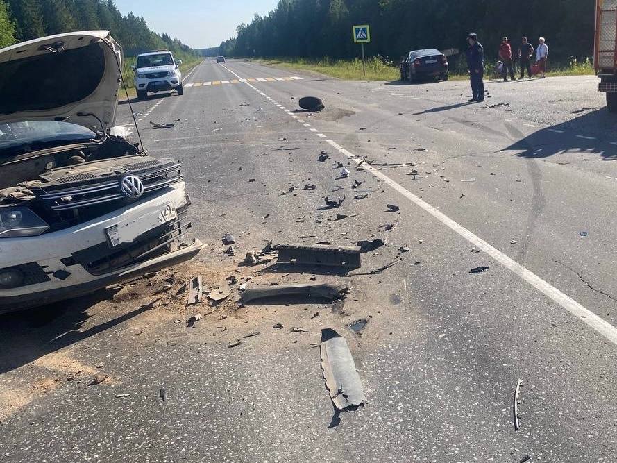 Пять человек пострадали в ДТП на трассе «Чекшино-Тотьма-Котлас-Куратово» в Котласском округе. Авария произошла вчера. По данным ГАИ, водитель «Шкоды» при обгоне выехал на встречную полосу и столкнулся с «Фольксвагеном». Среди пострадавших — трое детей 6, 7 и 14 лет, которые находились в детских креслах и были пристегнуты ремнями безопасности. Все пострадавшие госпитализированы. Отмечается, что водители были трезвы. Архангельск №1 Прислать новость