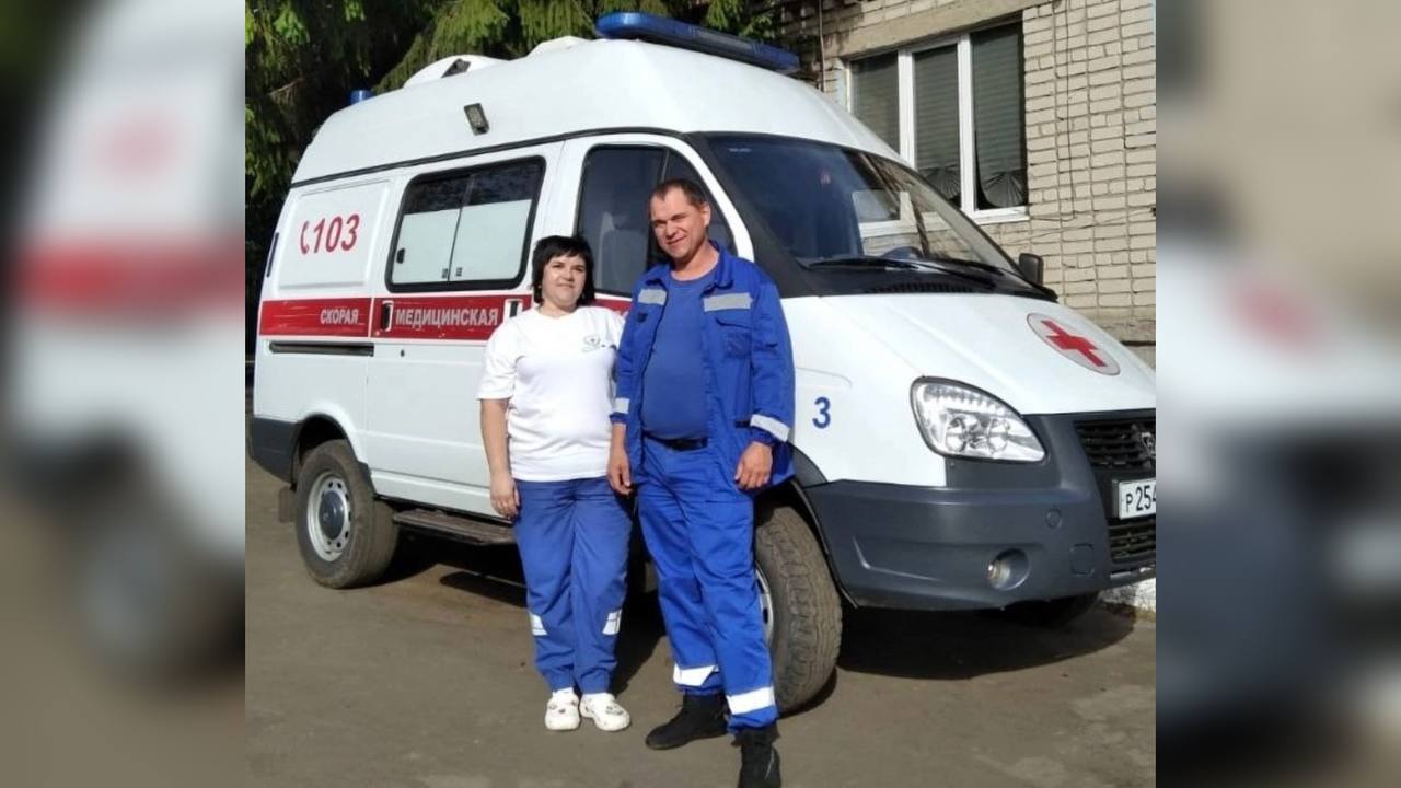 1 2 3 Курские медики вернули к жизни пациентку с клинической смертью 57-летняя жительница Обоянского района позвонила в дежурную смену скорой помощи. Женщина жаловалась на давящие боли за грудиной. Немедленно была направлена бригада. Фельдшер Татьяна Ерохина установила диагноз — острый инфаркт миокарда. При подготовке к транспортировке в стационар у пациентки внезапно наступила клиническая смерть. В таких случаях есть всего несколько минут, чтобы провести реанимационные мероприятия. Бригаде скорой помощи удалось вернуть женщину к жизни. — Грамотные действия медиков и профессионализм водителя Алексея Захарова позволили быстро доставить пациентку в Региональный сосудистый центр Курской ОМКБ, где она продолжила лечение, — сообщили в Минздраве региона. Сейчас женщина выписана. Она находится в стабильном состоянии под наблюдением врачей по месту жительства. Вести-Курск. Только проверенная информация Прислать новость