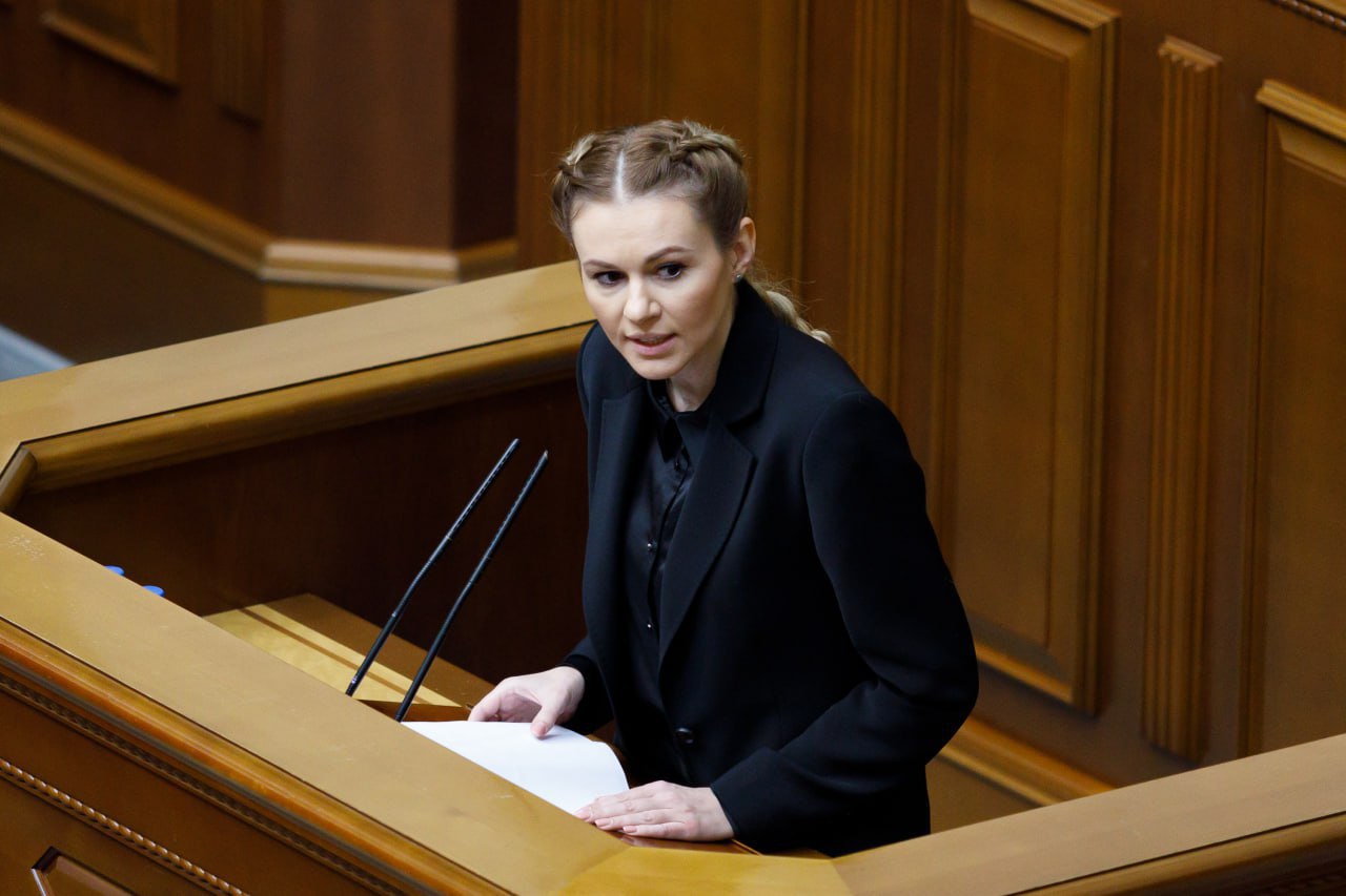 Национальное антикоррупционное бюро Украины сообщило что совместно с Службой безопасности разоблачило преступную группу которую по данным следствия возглавлял действующий народный депутат Расследование продолжается а детали правоохранители обещают раскрыть позже Тем временем украинские СМИ со ссылкой на собственные источники пишут что речь может идти о нардепе Анне Скороход которую подозревают в получении крупной взятки Официального подтверждения этой информации пока нет Подписаться