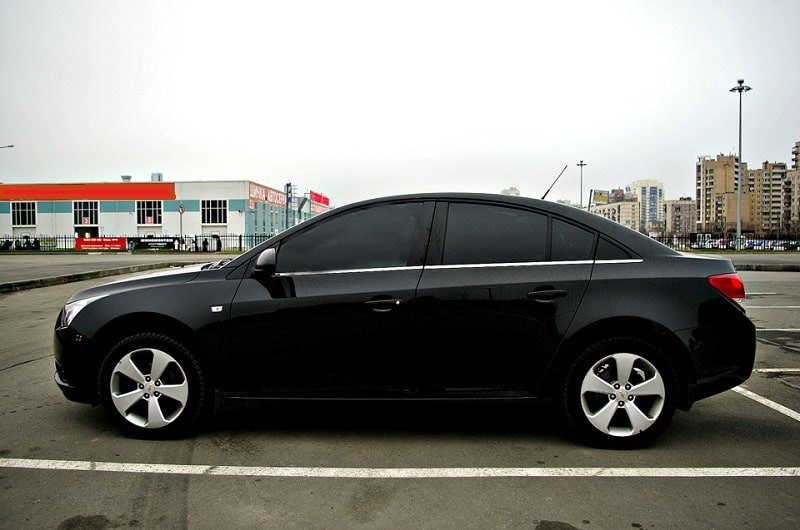 Тонировка с последствиями Во Владивостоке 23 летний водитель Тойоты Ноах получил пять суток ареста за несоответствующую техрегламенту тонировку Инспекторы ДПС остановив автомобиль выяснили что парень уже попадался за аналогичное правонарушение В феврале на него был составлен протокол за управление машиной с запрещённой тонировкой Уже за повторное нарушение дело дошло до суда На заседании водитель признал вину и раскаялся но это ему не помогло он получил административный арест Кроме того 23 летний парень не имел водительского удостоверения Автомобиль отправили на стоянку Госавтоинспекция напоминает что тонировка передних стёкол должна соответствовать нормам светопропускания Фото tonirovkamoskva dvved