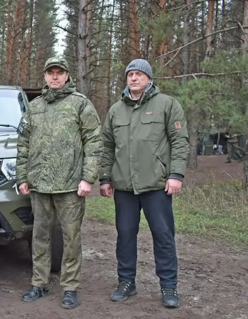 Воронежские следователи хотят заключить под стражу замглавы Лискинского района из за взятки в 200 тыс рублей В СУ СК РФ по Воронежской области официально подтвердили информацию Площади о задержании заместителя главы администрации Лискинского района Дмитрия Афанасенко Уголовное дело о получении взятки в крупном размере с вымогательством п п б в ч 5 ст 290 УК РФ возбудил руководитель СУ СК Михаил Селюков Афанасенко был задержан 28 января с поличным при содействии ГУ МВД Следствие полагает что Афанасенко на автозаправке в Лисках получил 200 тыс рублей от местного жителя за решение вопроса о выдаче необходимых ветеринарных сопроводительных документов Подозреваемый уже допрошен о его отношении к вине в сообщении СК не говорится Однако ведомство обратилось в суд с ходатайством о заключении фигуранта под стражу В администрации Лискинского района заверили что заинтересованы в объективном разбирательстве поэтому будут способствовать в работе правоохранительных органов На фото глава района Игорь Кирнос слева и Дмитрий Афанасенко справа Подписывайся на Площадь