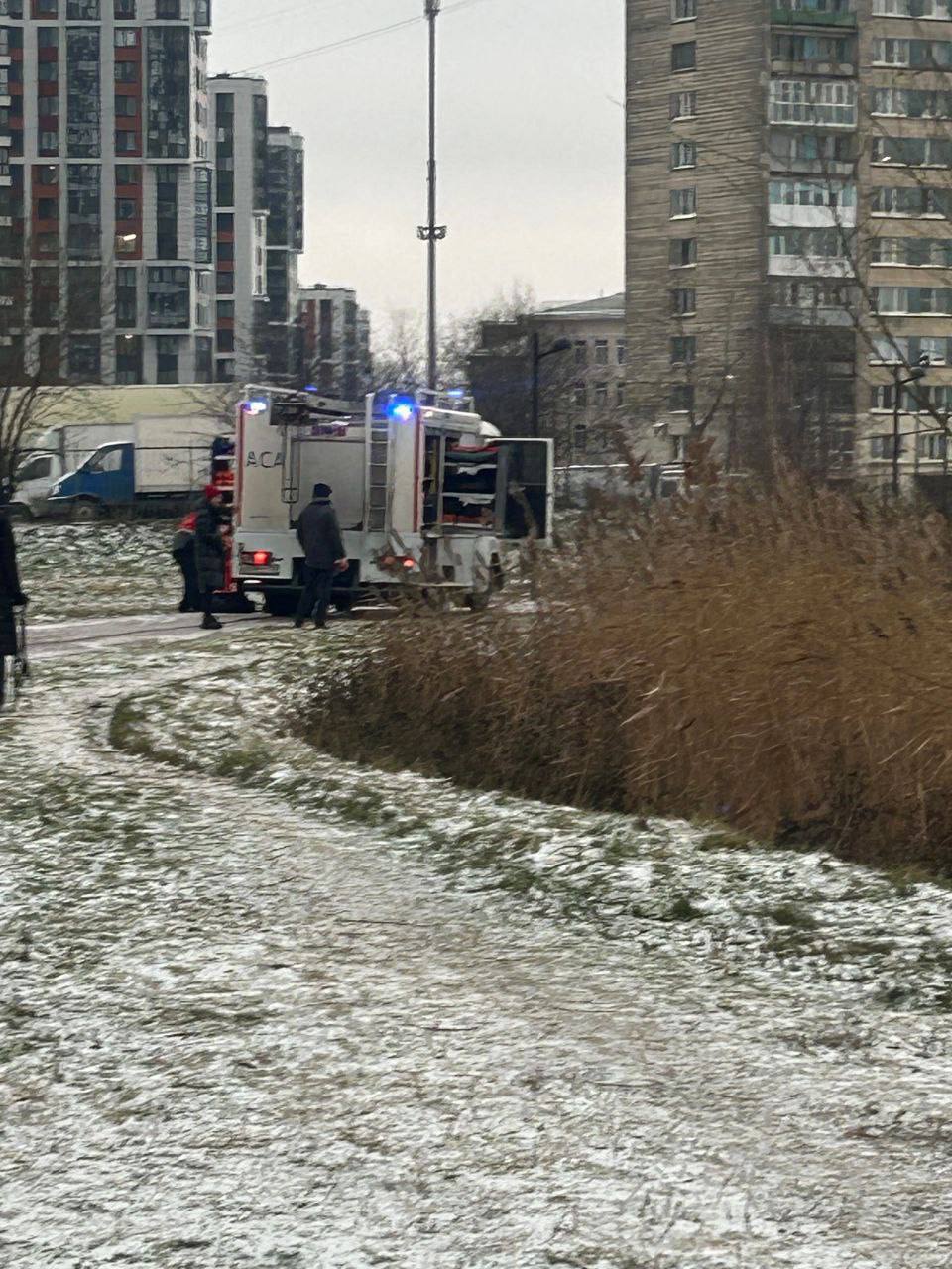 На Ивановском карьере собака провалилась в воду, а её хозяин, пытаясь спасти питомца, тоже оказался в воде.    Спасатели быстро прибыли на место и вытащили обоих — и человека, и собаку.