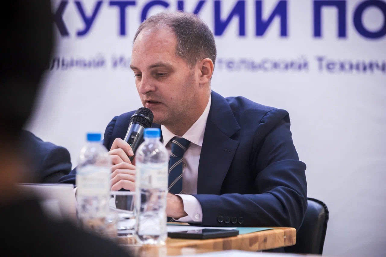 Росгеология при поддержке Иркутского политеха и Роснедр подготовит геологов для КНДР Обучение пройдет в формате повышения квалификации с основным фокусом на геологию твердых полезных ископаемых Участие в старте программы принял первый заместитель Губернатора Иркутской области Роман Колесов Участие делегации КНДР в прохождении профессиональной программы повышения квалификации в области геологоразведки на твердые полезные ископаемые на базе ИРНИТУ будет способствовать развитию сотрудничества между Иркутской областью и КНДР пояснил Роман Колесов По словам ректора ИРНИТУ Михаила Корнякова Иркутский политех активно участвует в развитии сотрудничества и укреплении профессиональных связей между двумя странами студенты из КНДР обучаются в университете по квоте Правительства РФ в том числе по направлениям геология информационные технологии энергетика машиностроение химическая технология Фото пресс служба ИРНИТУ Подписывайтесь на Правительство Иркутской области в MAX