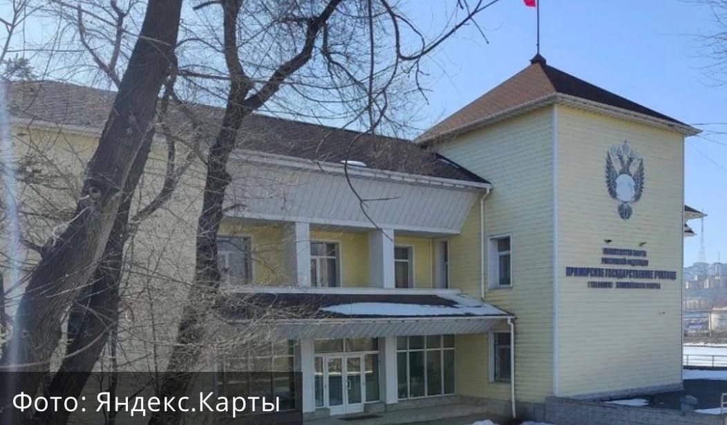 Детей и педагогов срочно эвакуировали во Владивостоке после сообщения о минировании Недавно в Сети появилась неподтвержденная информация об эвакуации сотрудников и учащихся в училище Олимпийского резерва в связи с возможным минированием здания По информации в социальных сетях сигнал о минировании затронул не только само училище расположенное в районе остановки Молодежная но и находящиеся рядом общежитие и физкультурно оздоровительный комплекс Людей оперативно вывели из зданий и отпустили по домам На место прибыли сотрудники полиции и бригада скорой помощи Один из родителей сообщил что в момент когда все уже находились на улице из здания якобы были слышны хлопки Эта информация на данный момент официально не подтверждена О пострадавших не сообщается PRIMPRESS в MAX ДЗЕН ЧАТ БОТ