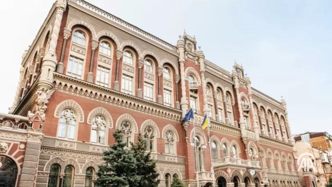 Совет исполнительных директоров Международного валютного фонда МВФ 30 июня одобрил восьмой пересмотр программы расширенного финансирования EFF и утвердил выделение Украине очередного транша в размере 500 млн долларов США. Об этом говорится в сообщении Национального банка Украины. Средства в эквиваленте 0,37 млрд СПЗ будут направлены на поддержку государственного бюджета. После их поступления общий объем финансирования по программе EFF достигнет 10,6 млрд долларов. По данным НБУ, Украина продолжает успешно выполнять параметры программы: достигнуты все количественные критерии на конец марта, выполнены структурные маяки, а также установлены новые, с учётом пересмотра сроков для реализации ключевых реформ. Киев обратился с просьбой изменить график выплат на 2025 год, при этом общий объем программы остается прежним - 15,5 млрд долларов. 24/7 в сутки с Агентством «Анадолу»