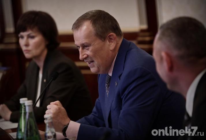 Губернатор Ленобласти Александр Дрозденко сегодня провел заседание общественного совета по реализации региональной программы «Герои команды 47». Сегодня область на первом месте среди субъектов СЗФО по количеству заявок на кадровую управленческую программу для ветеранов СВО — для участия в программе было подано 433 заявки. И как подчеркнул Александр Дрозденко, для участия в первом потоке программы будет отобрано 47 участников, но поддержку и возможность для развития получат и другие: «Структура программы формировалась под влиянием федерального опыта, на основе методик, наработанных в рамках реализации президентской программы «Время героев». При этом, учитывая, что всесторонняя поддержка военнослужащих, принимающих участие в специальной военной операции, является безусловным приоритетом для Ленинградской области, на подготовительном этапе мы внимательно отнеслись к каждому ленинградцу, участвующему в отборе, даже если это требовало некоторой адаптации стандартов под региональную специфику и реалии на земле. Такой подход позволил обеспечить участниками высокий процент прохождения этапов отбора». Глава региона также анонсировал продление кадровой программы до 2030 года и подготовку второго этапа отбора — он начнется сразу после старта обучения первой группы из 47 человек.