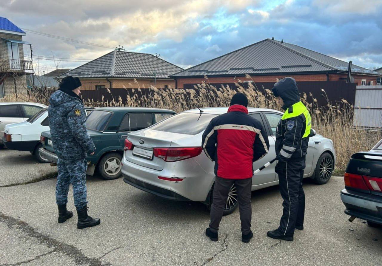 #паутина   Автоинспекторы Шпаковского округа установили водителей, которые имели задолженность по уплате штрафов за нарушение ПДД   В Шпаковском округе специальный программный комплекс «Паутина» помог установить легкой автомобиль «Лада Приора», владелец которого является злостным нарушителем ПДД и не оплачивает штрафы в установленные законом сроки.    Так, за 34-летним жителем соседнего региона числится 60 неоплаченных штрафов за нарушения Правил дорожного движения, сумма которых составляет 90 тысяч рублей, а также имеет задолженность по кредитным обязательствам.   Кроме того на 574 километре автодороги «Астрахань-Элиста-Ставрополь» выявлено транспортное  средство, за 38-летним водителем которого числится задолженность на сумму более 820 тысяч рублей по 55 исполнительным производствам. Из них 47 – по неоплаченным штрафам за нарушение ПДД на сумму 42 тысячи рублей.   Судебные приставы-исполнители наложили арест и изъяли транспортные средства должников, а после поместили автомобили на специализированную стоянку. ‍