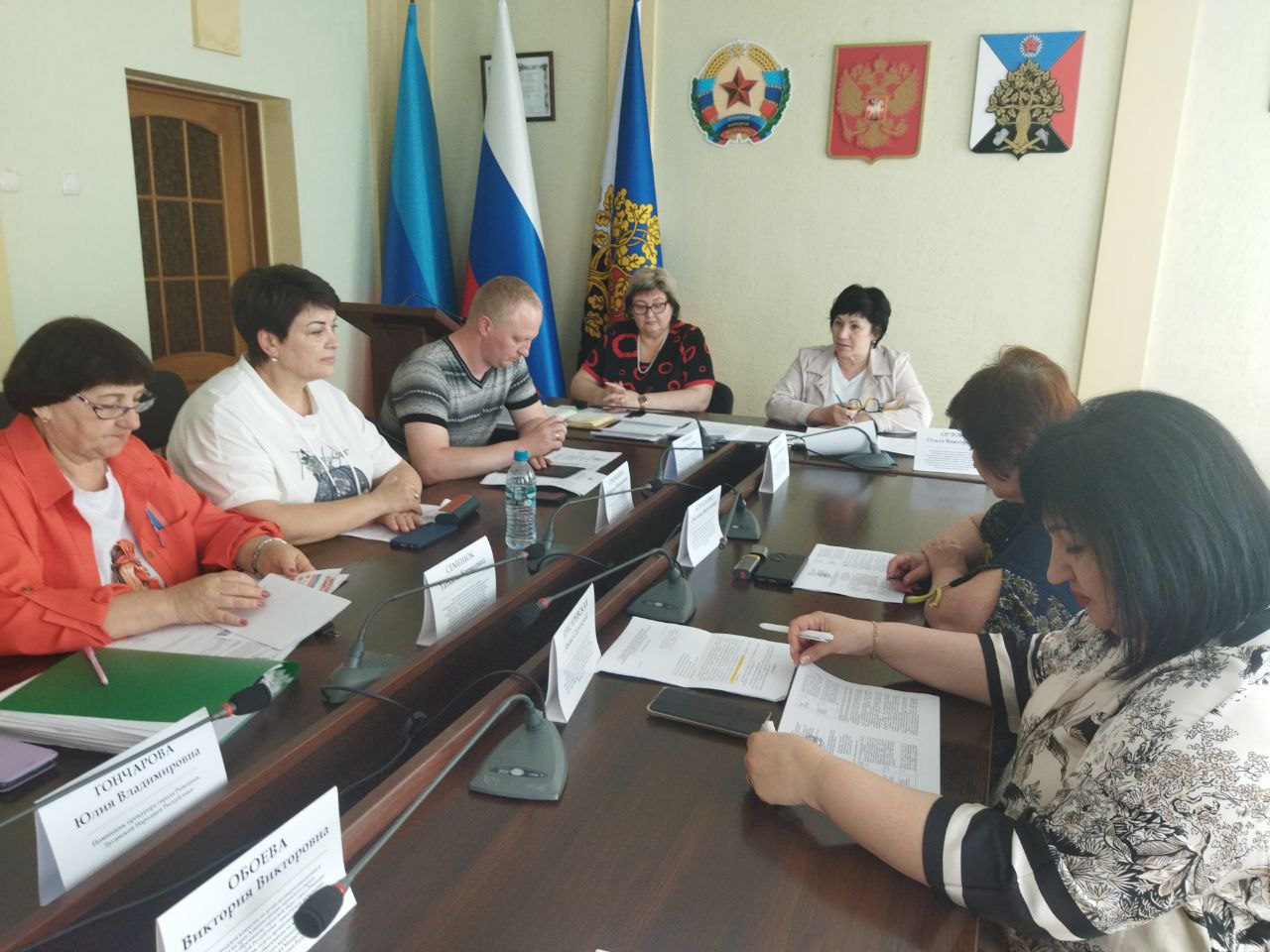 Сегодня в Администрации городского округа город Ровеньки состоялось заседание городской комиссии по делам несовершеннолетних и защите их прав. В ходе заседания членами комиссии был рассмотрен ряд вопросов: об утверждении плана межведомственной индивидуальной профилактической работы с семьей, находящейся в социально опасном положении; об организации межведомственной индивидуальной профилактической работы с несовершеннолетним; о рассмотрении 5 дел об административных правонарушениях по ч. 1 ст. 5.35 КоАП РФ; о подготовке к рассмотрению 16 дел об административных правонарушениях; о межведомственном взаимодействии при организации деятельности по снижению агрессивности в детской среде, предотвращению детских суицидов и другие. По итогам рассмотрения дел об административных правонарушениях были приняты решения в соответствии с действующим законодательством Российской Федерации.