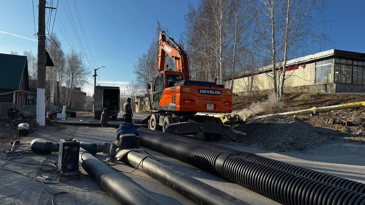 Большой ремонт 74 в Карабаше завершают замену изношенных участков теплотрассы Старые и ржавые трубы обеспечивали теплом целый микрорайон больше 25 лет Теперь их меняют на современные Жители города от холода не страдают отопление для проведения работ отключают лишь днем а вечером включают снова По контракту сроки завершения установлены до конца ноября но подрядчики уверяют что все будет готово уже на следующей неделе Капитальный ремонт магистралей позволит надежно обеспечить теплом 30 жилых домов и ключевые социальные объекты Подробности в нашем материале Подписывайтесь на Вести Южный Урал в MAХ