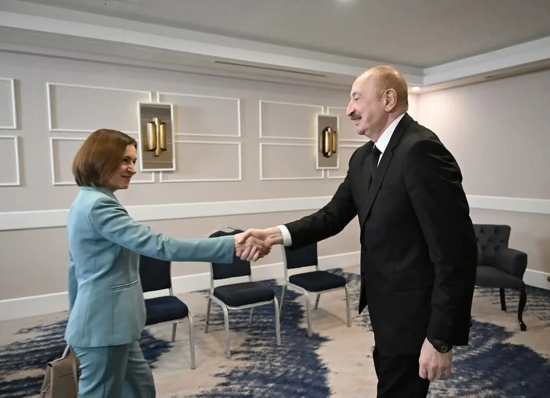 Президент Азербайджанской Республики Ильхам Алиев встретился в Анталье с президентом Республики Молдова Майей Санду В ходе беседы с удовлетворением были упомянуты встречи главы нашего государства с Майей Санду в Азербайджане и Молдове а также в рамках международных мероприятий Были обсуждены перспективы азербайджано молдавских отношений подчеркнуто развитие связей отмечена роль взаимных визитов на различных уровнях с точки зрения расширения сотрудничества Подчеркнуты широкие возможности для сотрудничества между нашими странами в энергетической сфере Еще раз была высоко оценена поддержка продемонстрированная Азербайджаном в период когда Молдова особенно нуждалась в энергоресурсах Майя Санду сказала что проживающая в Молдове азербайджанская община активно участвуя в общественно политической жизни этой страны вносит свой вклад в ее развитие На встрече главы государств провели обмен мнениями по вопросам представляющим взаимный интерес cbctvaz