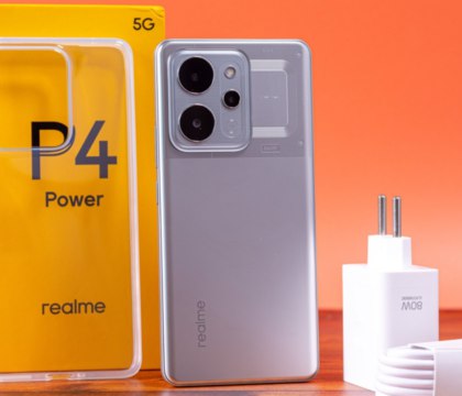 GSMArena показал процесс распаковки смартфона realme P4 Power с батареей на 10 001 мА ч Портал GSMArena показал смартфон realme P4 Power с разных сторон Ресурс уже заполучил новинку и распаковал ее хотя официальная премьера еще не состоялась В комплекте чехол и блок питания на 80 Вт Также портал раскрыл спецификации гаджета Аппаратная основа MediaTek Dimensity 7400 Ultra 5G