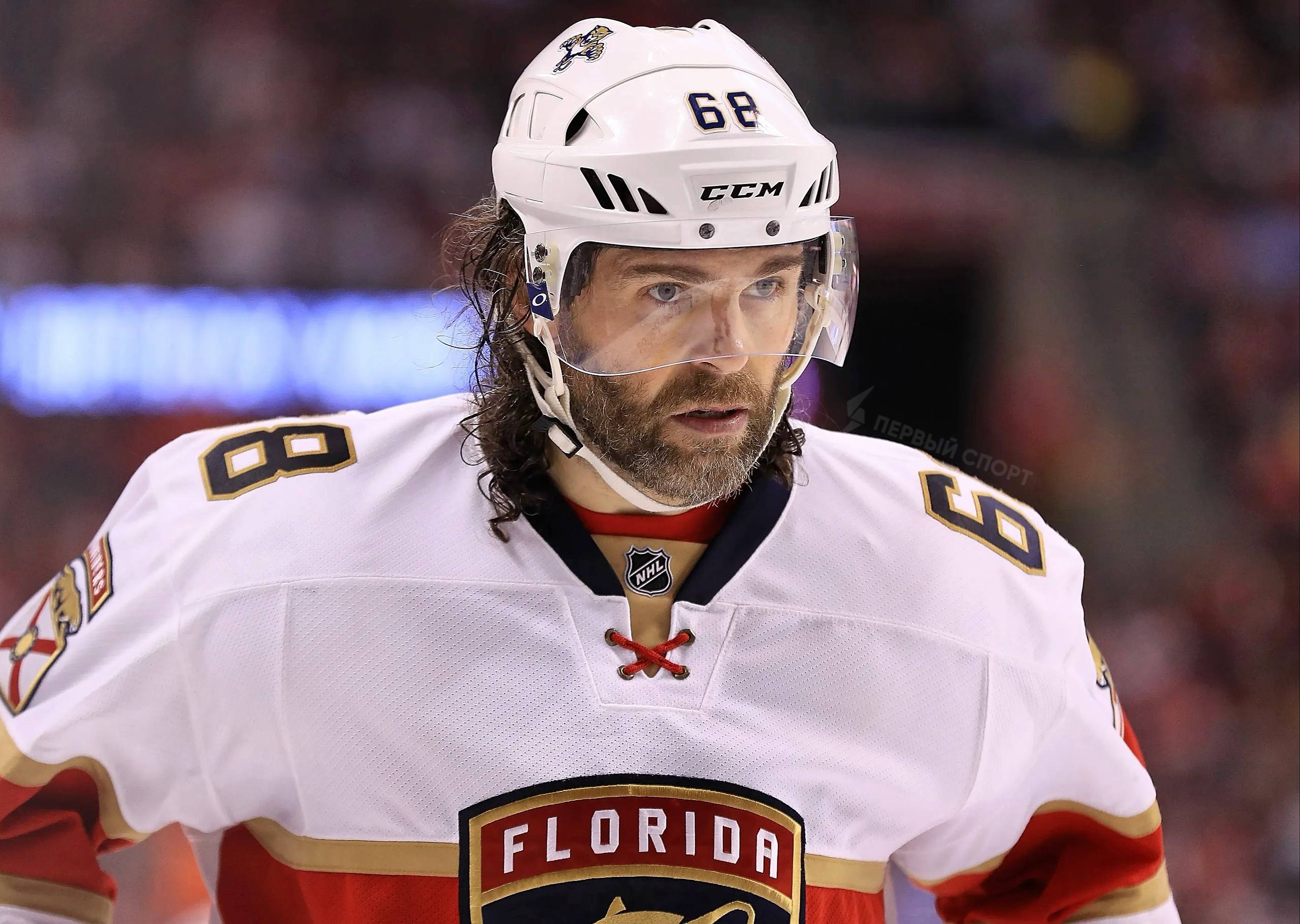 Яромир Ягр завершает свою карьеру в 54 года легендарный чешский хоккеист сообщил что болельщики больше не увидят его в официальных матчах Ягр начал карьеру ещё в 1988 году он провел на профессиональном уровне 38 сезонов сыграв в НХЛ КХЛ Чехии Италии и Германии К 54 годам Ягр провёл 2694 матчей в которых забил 1239 голов и сделал 1699 ассистов Яромир выигрывал Кубок Стэнли 2 чемпионат мира 2 и Олимпиаду