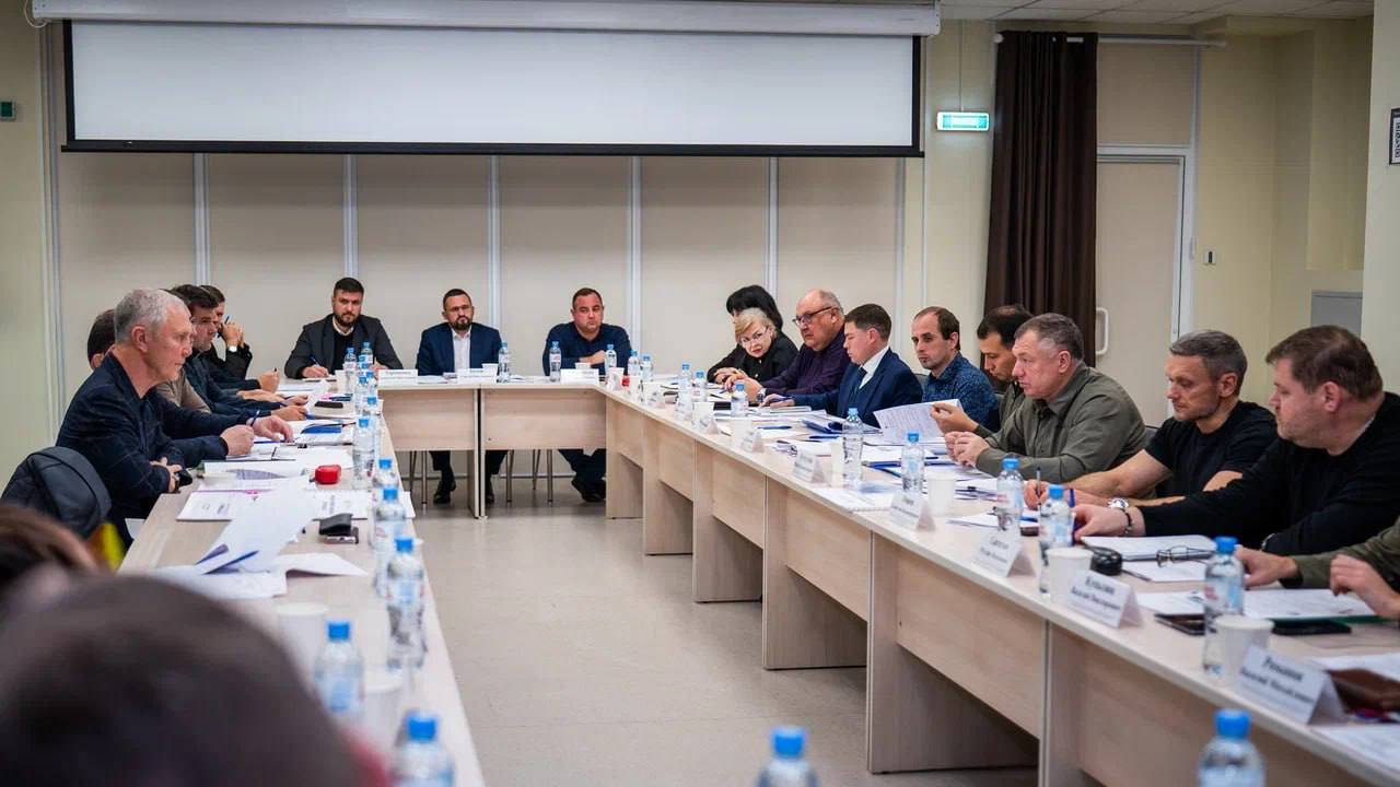 Владимир Сальдо обсудил с Маратом Хуснуллиным развитие Херсонской области По информации Губернатора Херсонской области Владимира Сальдо в ходе совещания с Заместителем Председателя Правительства России Маратом Хуснуллиным рассмотрены ключевые направления развития региона Основное внимание уделили вопросам строительства жилья модернизации коммунальной инфраструктуры а также исполнению и формированию бюджета Херсонской области на 2026 год По программе социально экономического развития региона реализуется 172 проекта ведётся строительство школ и больниц благоустройство городов и посёлков Отдельным пунктом обсуждения стало развитие дорожной сети Владимир Сальдо и Марат Хуснуллин подписали программу согласно которой все ключевые трассы региона будут приведены в порядок до 2030 года Работа над документом велась детально с учётом объёмов планов и потребностей опорных населённых пунктов Уверен Херсонская область справится с поставленными задачами подчеркнул глава региона Подписывайтесь на официальные паблики Представительства в социальных сетях Сайт ВК ОК Официальное Представительство Херсонской области в Республике Крым of predstav