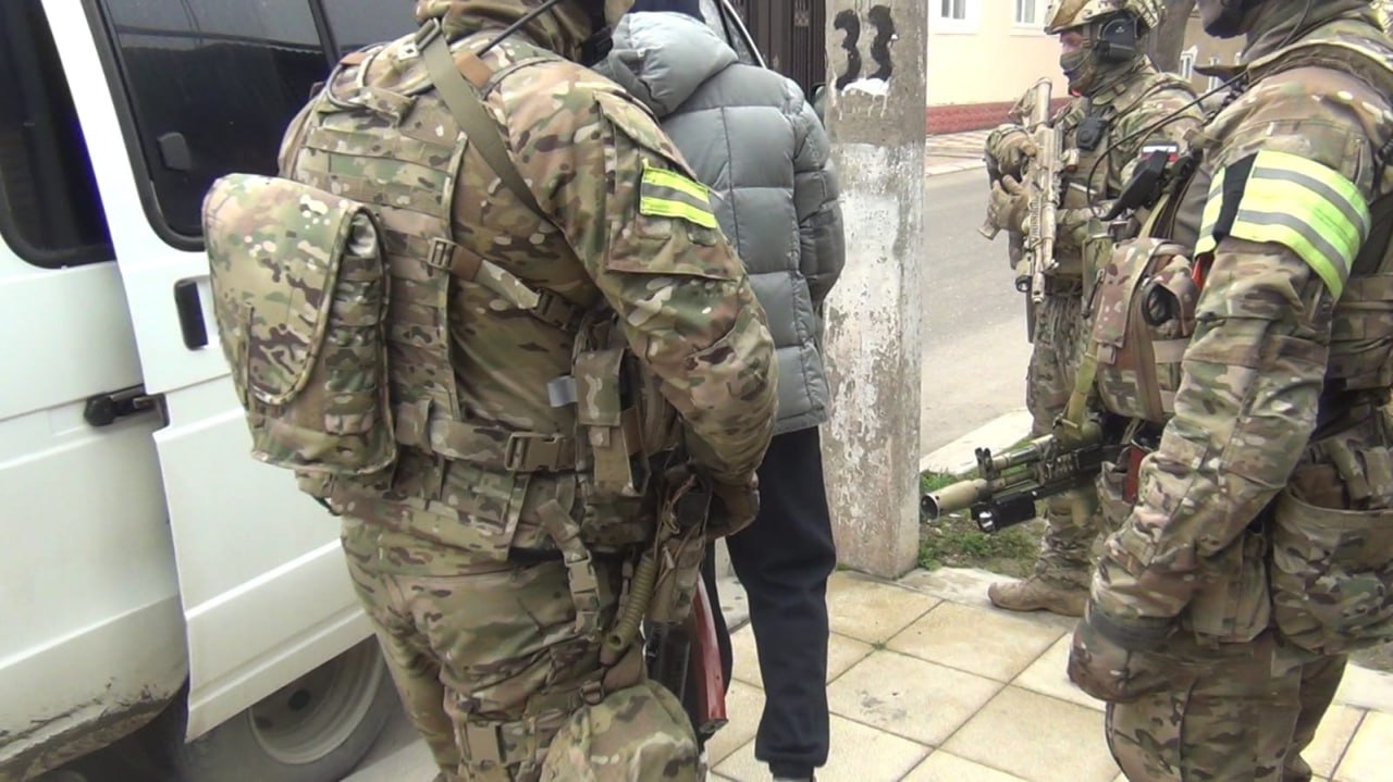 Штраф в 400 000 рублей заплатит дагестанец за призывы к терроризму УФСБ России по РД пресечена преступная деятельность лица осуществлявшего призыв к террористической деятельности публичное оправдание и пропаганду терроризма Следствием установлено что житель Дагестана Р Валиев придерживаясь радикальных религиозных взглядов создал и опубликовал в сети Интернет текстовый материал содержащий детальный план вооруженной борьбы против госвласти на территории региона В дальнейшем ссылки на указанные материалы были распространены посредством Telegrama с целью ознакомления неограниченного круга лиц и побуждения их к насильственным действиям против госвласти