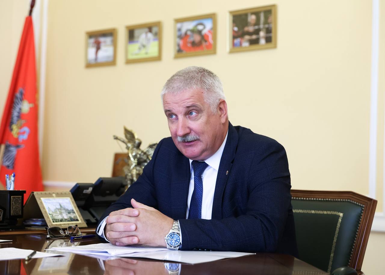 ПУЛЕМЁТ ДЕГТЯРЁВА Провёл рабочую встречу с Председателем Добровольного общества содействия армии, авиации и флоту России ДОСААФ Денисом Добряковым. Обсудили задачи по развитию военно-прикладных видов спорта. Взаимодействие Минспорта России и ДОСААФ строится системно и охватывает широкий круг направлений — от включения мероприятий Общества в Единый календарный план Минспорта до совместной работе по развитию массового и детско-юношеского спорта с прикладной направленностью. Особое внимание к спортивной подготовке молодежи к службе в армии. Это и тренировки по стрельбе, и армейский рукопашный бой, и выполнение нормативов ГТО. Более 53 тысяч человек занимаются в 2105 секциях ДОСААФ по всей стране. ЕКП на 2025 год включает 54 крупных мероприятия Общества, 29 из них уже получили статус всероссийских.... подробнее на канале: ПУЛЕМЁТ ДЕГТЯРЁВА @