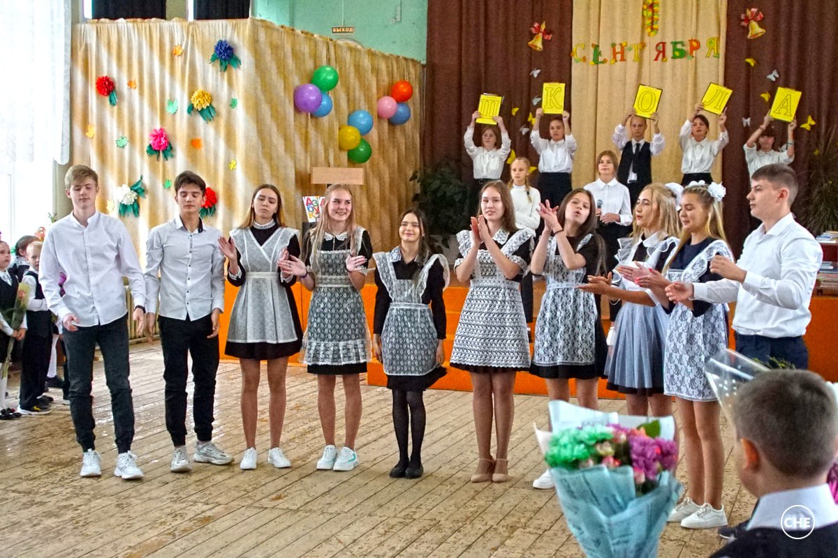 В недалёком будущем Чепецк придёт к мысли об оптимизации образовательной системы Этот процесс уже идёт в последние годы закрылись два детских учреждения комбинаты 2 и 24 Власти не видят предпосылок для роста рождаемости и часть инфраструктуры считают излишней Если пятнадцать лет назад в детские сады существовала очереди то сейчас её нет даже с учётом закрытия нескольких зданий Напротив всё чаще речь идёт о дефиците кадров и наполнения групп Город спроектированный под 100 тысяч жителей неизбежно начинает работать иначе при численности около 64 тысяч Через десятилетие полтора население может сократиться ещё сильнее вплоть до половины от расчётных показателей В таких условиях потребность в прежнем количестве образовательных учреждений объективно изменится К тому же остаётся хроническая проблема с персоналом которая годами не уходит с повестки Если оптимизация уже затронула детские сады то в перспективе нескольких лет она коснётся и школ Администрация города ещё несколько лет назад отрицала возможность закрытий Однако теперь этот сценарий всё отчётливее просматривается в официальных документах пусть и без прямых формулировок В них говорится о необходимости рационально использовать ресурсы сохраняя при этом доступность и качество образовательных услуг для всех детей города На возможное сокращение школьной сети указывает не только демография но и ситуация с капитальными ремонтами Так например школа 4 одна из самых старых в городе и имеющая множество предписаний до сих пор не включена в планы капитального обновления