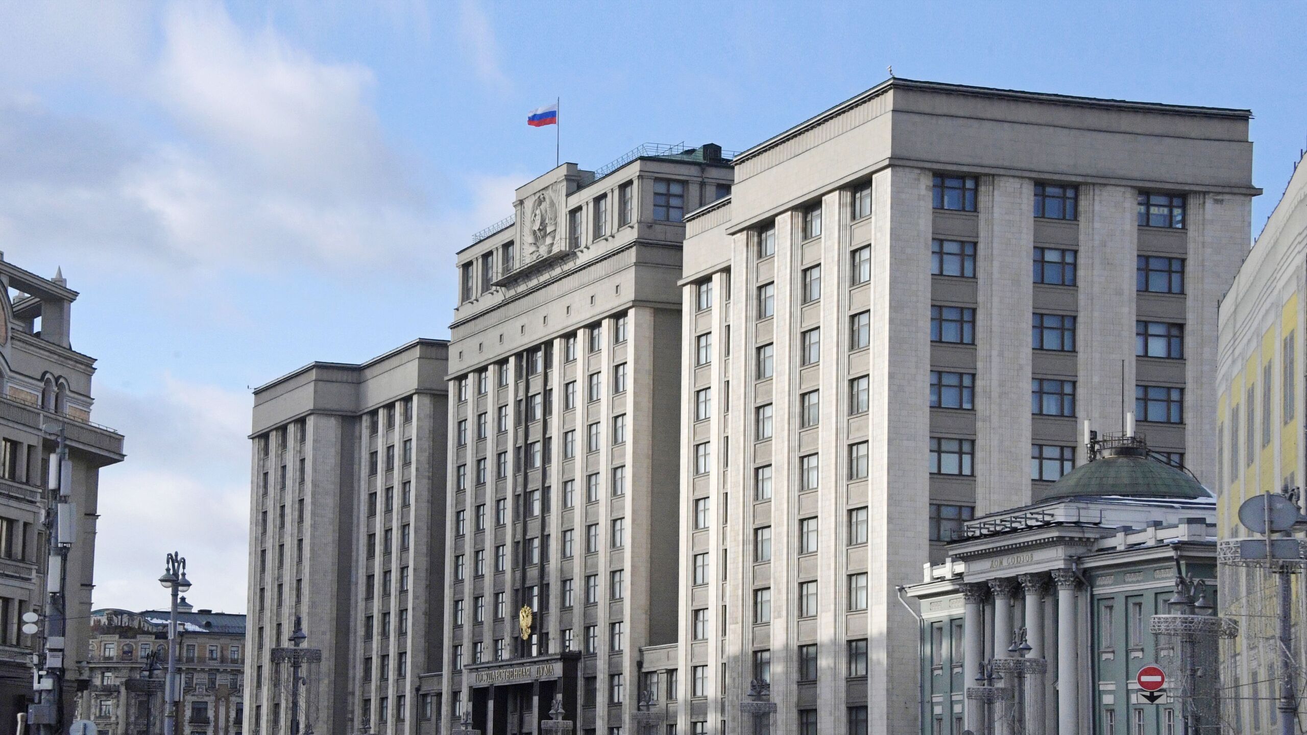 Госдума на пленарном заседании приняла во втором и третьем чтениях закон о приостановке оказания услуг связи абоненту, на чьи счета наложен арест.