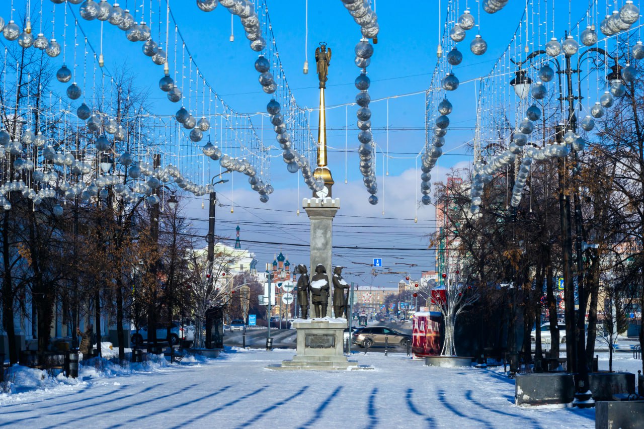 В центре Челябинска появятся центр для туристов и туалеты В центре Челябинска пройдут масштабные работы по благоустройству Планируется установка информационных центров для гостей города общественных туалетов украшение прогулочных зон Город получил федеральную финансовую поддержку для преображения популярных пешеходных зон Более 27 миллионов рублей в рамках нацпроекта Туризм и гостеприимство одобрило Главное управление координации развития туризма Челябинской области Сейчас стороны оформляют все документы чтобы можно было приступать к реализации планов В зоне внимания три самых популярных места легендарная Кировка участок проспекта Ленина от ЮУрГУ до улицы Свободы и набережная реки Миасс Их сделают ещё красивее и удобнее для челябинцев и гостей города На Кировке откроют еще один информационный центр для туристов а также установят два современных всесезонных туалета Эти объекты будут адаптированы для людей с ограниченными возможностями здоровья Завершить работы планируется до конца 2026 года сообщили в пресс службе городской администрации chelmeria Читайте нас в Телеграм в MAX в VK
