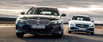 BMW Mercedes и Volkswagen покажут новые электромобили на IAA 2025 На международной выставке IAA 2025 в Мюнхене с 9 по 14 сентября ведущие автопроизводители Германии представят новые электрические модели Их главная задача вернуть интерес покупателей отвлеченный китайскими брендами сообщает Bloomberg В июле доля китайских компаний на европейском рынке электромобилей достигла 10 а продажи гибридов рекордные 15 При этом Германия и другие производители столкнулись и с американскими пошлинами в США введен 25 налог на импорт легковых авто из Европы Дополнительный удар по немецким концернам потеря авторынка Китая где покупатели чаще выбирают местные марки Volkswagen Компания делает акцент на доступность Показанный вчера концепт ID Cross должен выйти в продажу в конце 2026 года Еще одной новинкой станет компактный ID Polo стоимостью менее 29 250 BMW Концерн представит первую модель линейки Neue Klasse кроссовер iX3 с запасом хода 640 км на разработку которого вложено 11 8 млрд В Германии цена стартует от 68 9 тыс около 80 тыс Mercedes Benz Покажет электрическую версию популярного GLC с увеличенным запасом хода на 30 больше чем у Tesla Model Y Этот кроссовер станет первой моделью на новой архитектуре которая будет использоваться в электрических версиях седанов C и E класса Китайцы также усиливают свое присутствие на выставке Их станет на 40 больше по сравнению с IAA 2023 В частности BYD привезет седан Seal 6 DM i Touring и модели премиальной марки Denza Прислать новость EVforum Наши чаты evНовости
