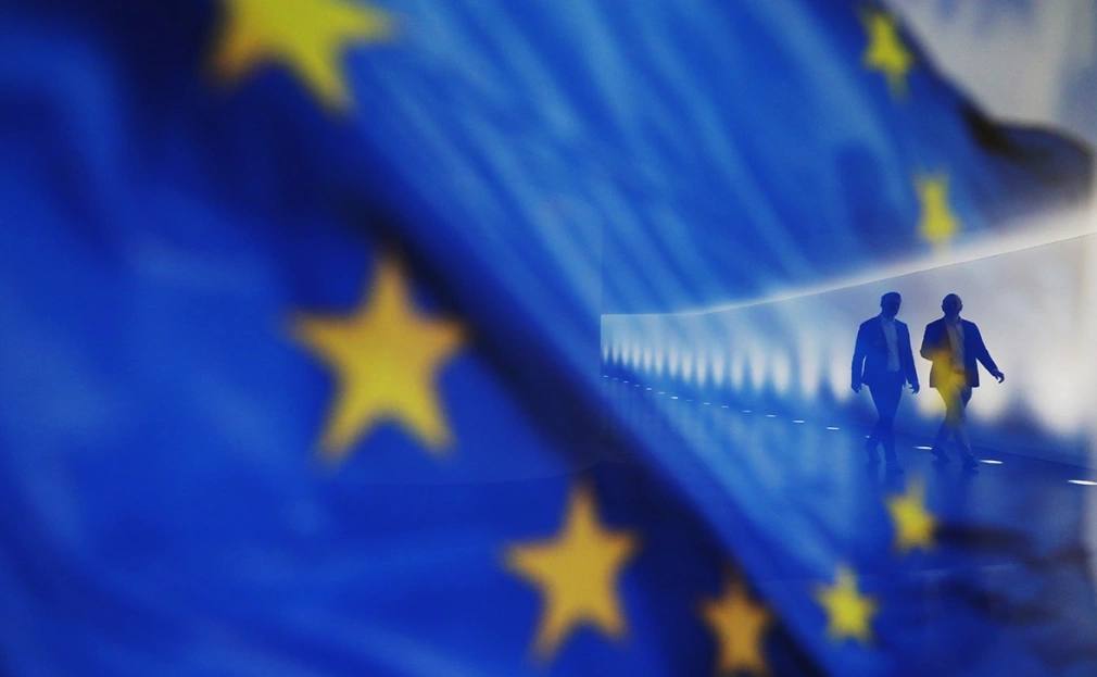 Российские юристы которые специализируются на обмене активами обратились в Еврокомиссию ЕК и Совет ЕС из за угрозы введения в отношении них санкций Евросоюза Они опасаются что это может создать опасный прецедент подрывающий независимость юридической профессии и фундаментальные принципы верховенства закона в Европейском союзе говорится в их обращении с которым ознакомился РБК Автором обращения выступила юридическая компания Maxima Legal которая в том числе занимается разблокировкой иностранных активов своих клиентов из России В сентябре издание EUobserver со ссылкой на документы Еврокомиссии написало что в отношении этой компании могут быть введены санкции из за предоставления ложных документов в поддержку своих заявлений с единственной целью добиться отмены заморозки ЕС средств своих клиентов В чем заключается подлог издание не раскрывало В Maxima Legal отрицают обвинения и считают что кейс может создать риски для всех российских специалистов работающих в международном поле Опрошенные РБК юристы также работающие с санкционными практиками подтвердили что попадание под санкции даже одной компании может создать трудности для всех юридических команд из России так как их зарубежные партнеры будут еще более осторожно подходить к сотрудничеству и чаще отказывать Кроме того один кейс может спровоцировать цепную реакцию Фото Michelle Tantussi Getty Images Читать РБК в Telegram