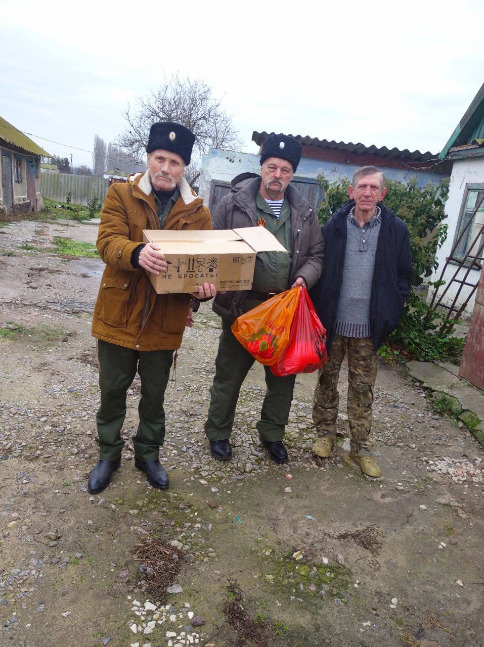 Казаки Чулаковского хуторского казачьего общества передали подарки для детей   В этой семье отчим воспитывает пятерых детей. В рамках визита казаки доставили новогодние подарки для ребят, а также продуктовые наборы, которые помогут пережить зиму.  "Казаки выразили свою готовность и желание продолжать поддерживать семью, предоставляя необходимые ресурсы и помощь в будущем", - говорится в сообщении.  Радио Таврия - подписаться