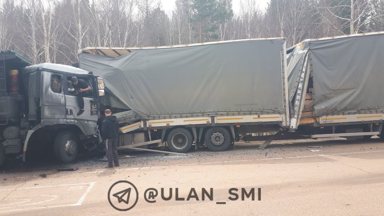 Смертельное ДТП произошло в Бурятии В редакцию «Новости Улан-Удэ и Бурятии» читатель отправил фото с места аварии. На перевале Мандрик в Прибайкальском районе возникло ДТП с участием двух большегрузов. По словам подписчика, самосвал выехал на встречку и столкнулся с фурой. Мы расспросили читателя о произошедшем. Он рассказал: Кабина самосвала просто всмятку. Внутри был водитель, он не подавал признаков жизни. Владельцу фуры зажало ногу. На место скорая приехала, сейчас разбираются.