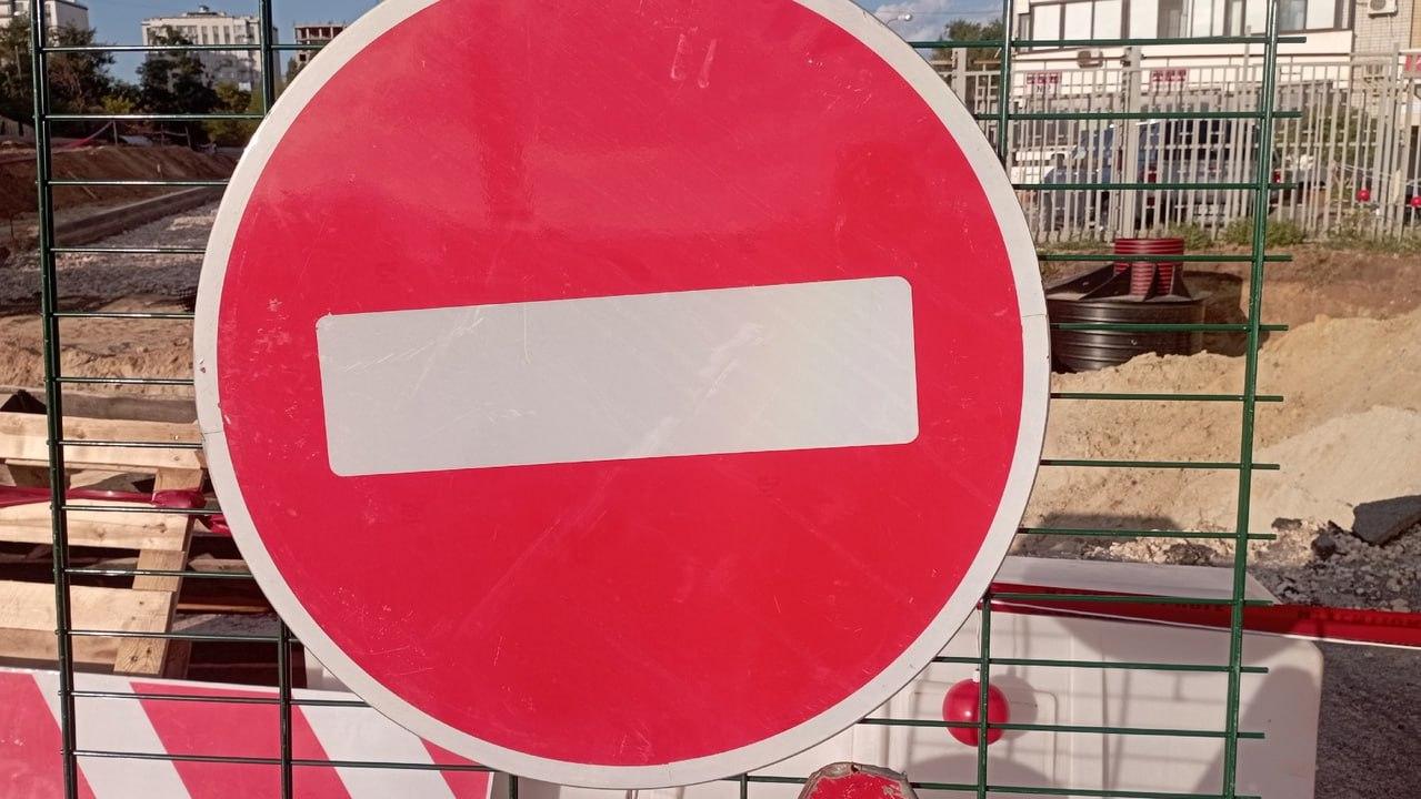 В Волжском при установке дорожных знаков повреждена газовая труба Аварийные бригады устраняют повреждение газопровода на ул. Волжской Военной Флотилии, 84. Инцидент произошёл при установке дорожных знаков — повреждена труба диаметром 114 мм. Подача газа временно перекрыта, но потребители не испытывают перебоев. Работы планируют завершить до конца дня. Все самые заметные новости. Подписывайтесь!
