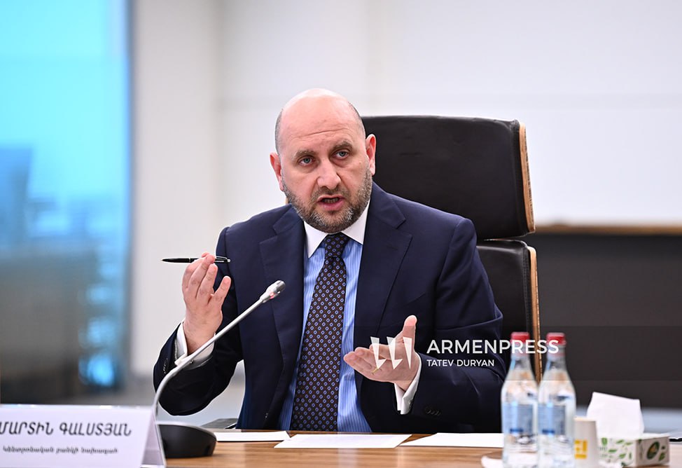 ЦБ Армении рассматривает несколько сценариев в условиях глобальной неопределенности "Во время весенних сессий Международного валютного фонда и Всемирного банка чаще всего использовалось слово "неопределенность", - сказал председатель Центробанка Армении Мартин Галстян. "Нет ни человека, ни института, ни группы экономистов, которые могли бы сказать, как будут развиваться события. Геополитические или геоэкономические развития еще более непредсказуемы", - констатировал Галстян.