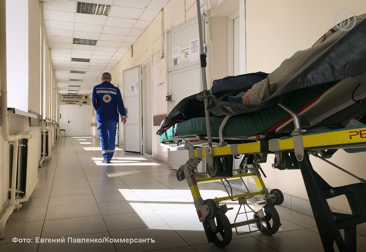 Три иностранца попали в больницу после падения строительных лесов в Ленобласти Три гражданина Китая оказались в больнице Кингисеппа после падения строительных лесов на площадке где строят газоперерабатывающий комплекс сообщает пресс служба адмистрации Ленобласти 24 августа Об их состоянии пока ничего не сообщается Причины травм выясняются Одна из версий падение на леса обломков БПЛА говорится в сообщении Незадолго до этого специалисты ликвидировали открытое горение на терминале НОВАТЭКа в порту Усть Луга Пожар начался после падения обломков беспилотников которые атаковали Ленобласть утром 24 августа kommersant spb