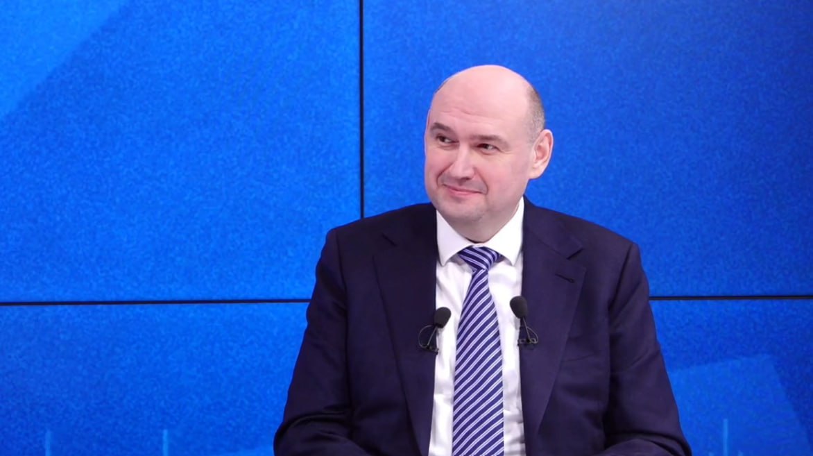 В Оренбуржье трудно записаться к врачу как будут решать проблему В ходе прямой линии губернатор Евгений Солнцев рассказал о снижении жалоб на доступность записи к врачу через Госуслуги Но полностью вопрос еще не решили Такая проблема есть Хочу сказать что динамика присутствует положительная У нас есть вопросы с узкими специалистами Поставил задачу новому министру здравоохранения Надо решать проблему с врачами тоже укомплектовывать отметил Солнцев Глава региона поручил открыть запись на региональном портале медицинских услуг на месяц вперед orengorodovoy теперь и в МАХ