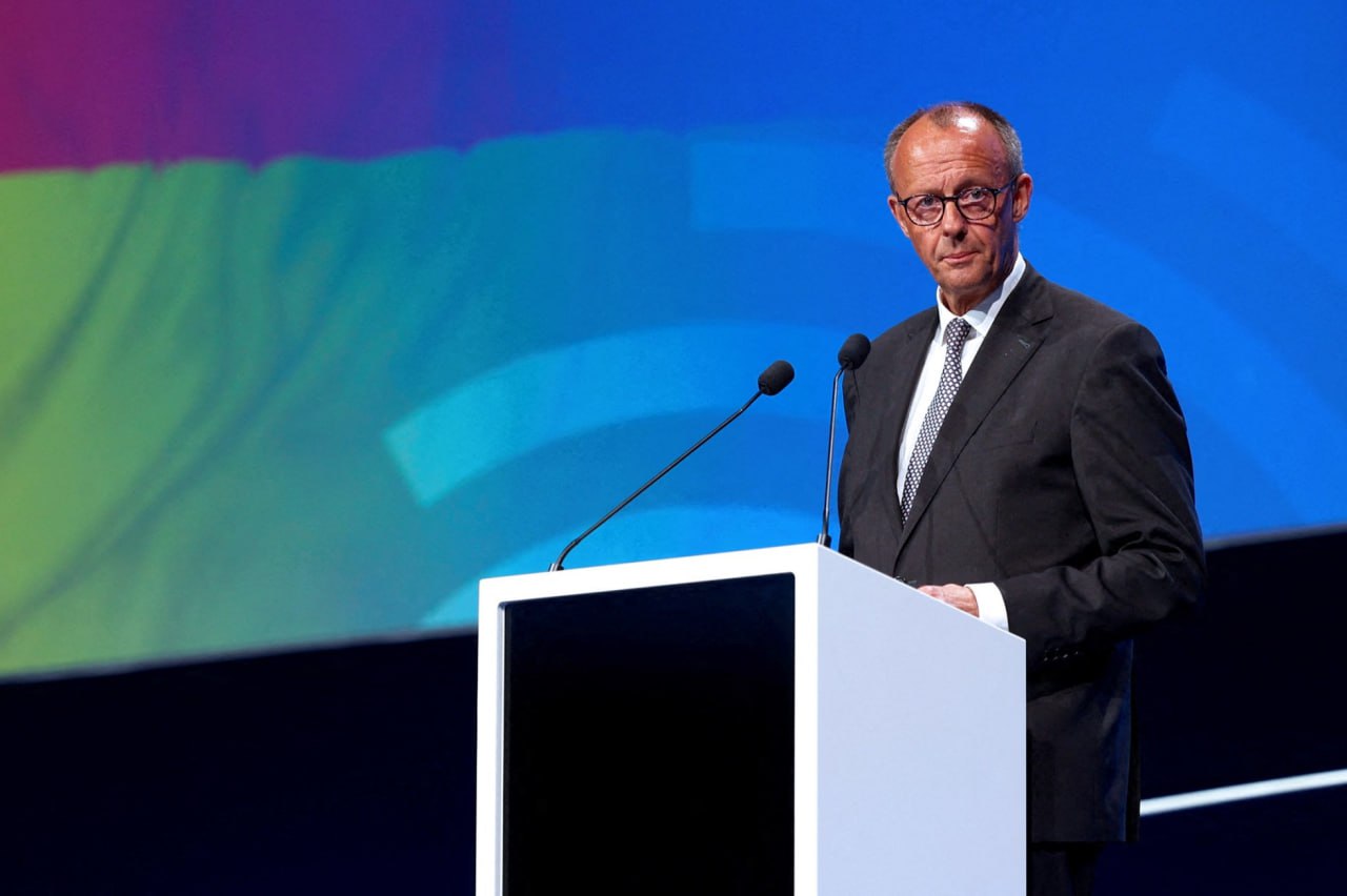 Канцлер Германии Фридрих Мерц не собирается извиняться за вызвавшие возмущение высказывания о городе Белен в Бразилии Об этом заявил официальный представитель правительства ФРГ Штефан Корнелиус Ранее Мерц заявил что немецкие журналисты обрадовались возвращению в Берлин с конференции в Белене и никто не захотел остаться в этом бразильском городе Как пояснил Корнелиус глава немецкого правительства всего лишь имел в виду что немцы живут в одной из самых прекрасных стран мира Бразилию при этом сотрудник аппарата кабмина также назвал прекраснейшим местом Но то что канцлер здесь проводит небольшую иерархизацию на мой взгляд не является предосудительным указал Корнелиус По его мнению фраза Мерца по отношению к Белену не была брезгливой Тем не менее слова немецкого канцлера вызвали недовольство в Бразилии Президент страны Луис Инасиу Лула да Силва посоветовал Мерцу побывать в местных заведениях потанцевать и попробовать кухню В свою очередь мэр Белена Игор Нормандо назвал заявление немца скверным высокомерным и предвзятым снобистскими и предвзятыми Фото Reuters Подписаться на Российскую газету в Читать нас в MAX