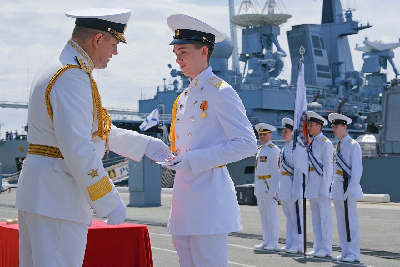 64 воспитанника филиала Нахимовского военно-морского училища в торжественной церемонии получили сегодня аттестаты об образовании. В числе выпускников - 16 золотых медалистов и три - серебряных. 27 ребят уже подали документы в вузы военно-морского флота, 22 человека - в вузы Министерства обороны страны. Дорогие выпускники! Впереди у вас новые горизонты и новые вызовы. Верьте в себя, в свои силы, стремитесь к новым знаниям и достижениям. Успехов!