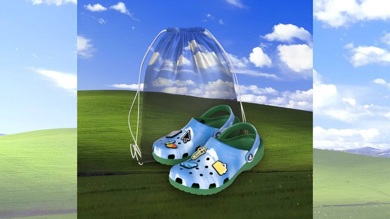 Microsoft отметит юбилей кроксами в стиле Windows XP Компания представила коллаборацию с Crocs в честь своего 50 летия Лимитированные кроксы выйдут в расцветке Безмятежность Обувь будут поставлять в мешках с таким же принтом а в комплект добавят джиббитсы в виде иконок Internet Explorer курсора Clippy и других символов ранней цифровой эпохи Наверное при каждом шаге они издают тот самый звук старого системника trendswave
