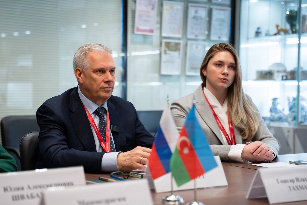Сергей Данкверт провел встречу с председателем Агентства пищевой безопасности Азербайджана Гошгаром Тахмазли на площадке ПМЭФ-2025 Во встрече также приняла участие замруководителя Службы Юлия Швабаускене. Гошгар Тахмазли поблагодарил главу ведомства за поставку противоящурных вакцин ВНИИЗЖ в республику и отметил высокую эффективность российских препаратов. Стороны обсудили ветеринарный надзор и идентификацию скота. Также отметили развитие торговых отношений и рост товарооборота сельхозпродукцией. В 2025 году общий объем поставок животноводческой продукции в Россию из Азербайджана, в сравнении с аналогичным периодом 2024 года, увеличился более чем в 1,3 раза. Рост поставок отмечен по следующей продукции: мясо и субпродукты птицы — в 9 раз, с 20 до 175 тонн; рыба и рыбопродукция — в 10 раз, с 295 тонн до 2,8 тысячи тонн. За текущий период 2025 года Россия значительно увеличила экспорт животноводческой продукции в Азербайджан по сравнению с 2024 годом по следующим категориям: мясо и мясопродукты свинина — в 10 раз, с 50 до 507 тонн; живой рогатый скот — в 3,6 раза, с 20,7 до 73,7 тысячи голов. Подробнее — в релизе.