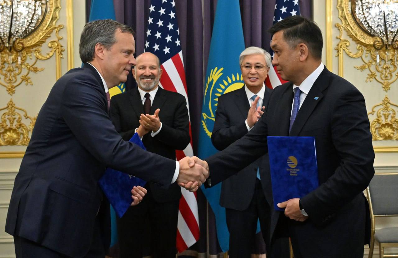 Подписан ряд соглашений с американской компанией Wabtec В рамках рабочего визита Главы государства в США в присутствии министра торговли Говарда Лютника состоялась церемония подписания соглашений с американской компанией Wabtec на сумму около 4 2 млрд долларов Документы предусматривают производство в нашей стране 300 грузовых локомотивов с улучшенными характеристиками и их сервисное обслуживание Признанный мировой лидер в области транспортных технологий является одним из основных партнеров в модернизации железнодорожной отрасли Казахстана С 2009 года в Астане успешно работает локомотивосборочный завод Wabtec Kazakhstan За этот период компания инвестировала более 230 млн долларов С момента запуска завод выпустил более 600 локомотивов для КТЖ и на экспорт Уровень локализации производства достиг 45 В июле 2024 года Wabtec открыл в Казахстане технологический и инженерный центр ставший площадкой для внедрения инноваций и подготовки кадров