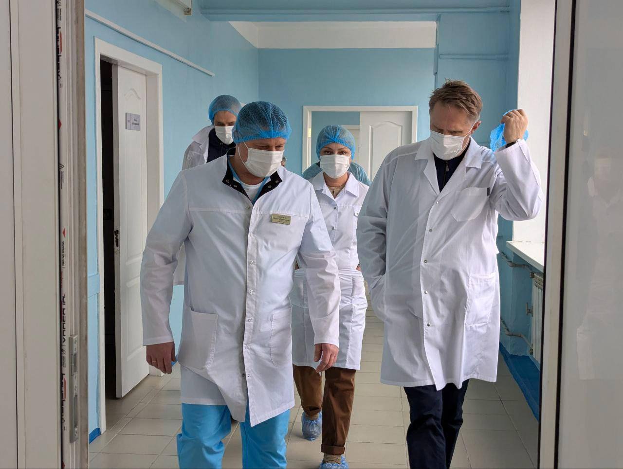 Более 800 миллионов направлено на соцподдержку медработников в ЛНР  Более 9,5 тысяч медицинских работников Луганской Народной Республики получают специальные государственные выплаты. С начала текущего года на поддержку медработников направлено уже 820,2 миллионов рублей. Об этом сообщает пресс-служба социального фонда России.   «Размер выплаты индивидуален, зависит от вида медицинской организации, категории работника и фактически отработанного им времени за месяц», – подчеркивается в сообщении.   Врачи центральных, районных и участковых медучреждений получают сумму в диапазоне от 14,5 до 50 тысяч рублей. Среднему медперсоналу — от 6,5 до 30 тысяч. Фельдшерам и медсестрам, работающим в отделениях скорой помощи, выделяют фиксированные выплаты в размере 7 тысяч рублей.     Южная служба новостей