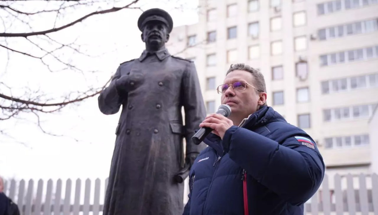 Вологодский суд постановил снести памятник Сталину Арбитражный суд Вологодской области постановил вернуть памятник предпринимателю, который отвечал за его установку. Предпринимателя обязали вернуть 10,5 млн рублей в региональный бюджет. Ранее с требованием пересмотреть контракт на установку монумента в суд обратилась прокуратура. В ведомстве сочли стоимость контракта завышенной. Губернатор Вологодской области Георгий Филимонов считает ситуацию вокруг памятнику Сталину «странным ажиотажем», который «раздули» «на ровном месте». «Объект вне обсуждения. Будет стоять. Спешу успокоить фантазеров», — добавил чиновник. На фото: Георгий Филимонов рядом с памятником Сталину