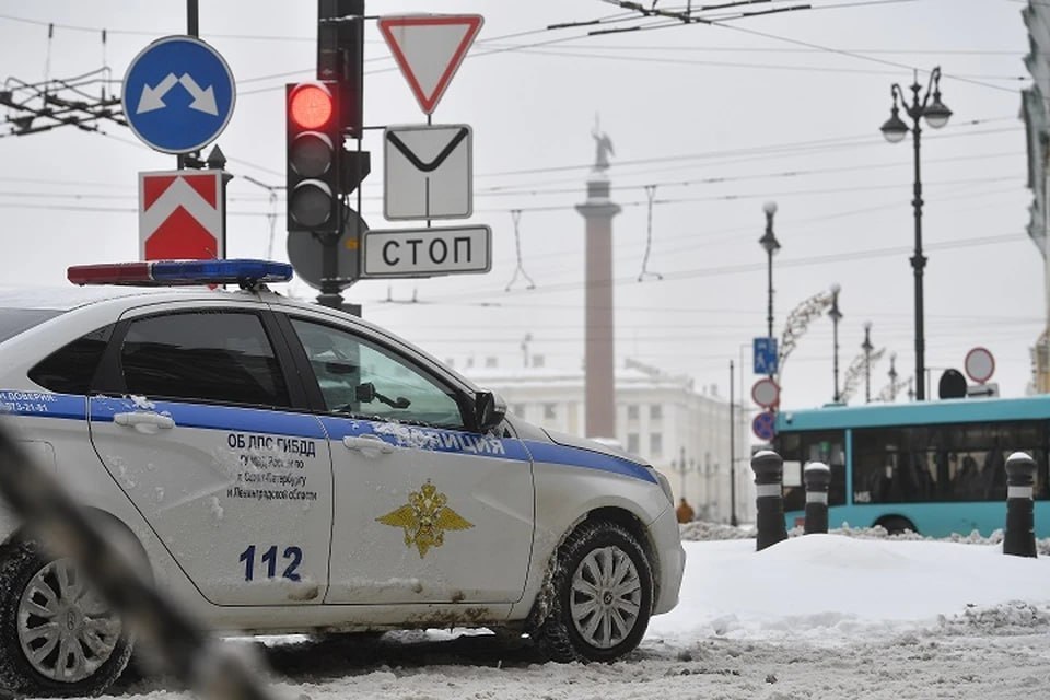 В Запорожской области инспекторы ГИБДД составили 17 протоколов   ‍  В Мелитополе Запорожской области провели оперативно-профилактическое мероприятие "Пешеходный переход". Именно здесь водители автомобилей встречаются с пешеходами и обе стороны дорожного движения должны руководствоваться правилами, сообщает Госавтоинспекция Запорожской области.   "Уважаемые водители! Снижайте скорость перед пешеходным переходом! Уважаемые пешеходы, не забывайте использовать световозвращающие элементы на одежде во время передвижения по улицам города в темное время суток и в условиях недостаточной видимости", - прокомментировали в ведомстве.  Всего за день было составлено 17 административных материалов. Среди них - нарушения ПДД пешеходом, непредоставление преимущества в движении пешеходам, а также другие.