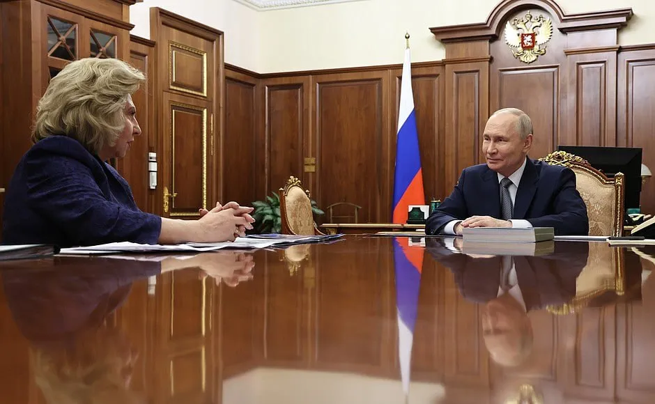 Президент РФ Владимир Путин принял с докладом уполномоченного по правам человека в РФ Татьяну Москалькову Омбудсмен и член Бюро Президиума АЮР представила свой заключительный доклад перед тем как покинуть пост Главные темы разговора главы государства и Татьяны Москальковой  Владимир Путин поблагодарил омбудсмена за проделанную работу Работа очень большая разноплановая И я хочу вас поблагодарить за то что было сделано за все эти годы вас и всех людей которые с вами работают рядом с вами стоят и занимаются всем этим комплексом сложных очень чувствительных для людей вопросов  Россия вернула из плена более 3 7 тыс военнослужащих установлена судьба еще 9 тыс  Татьяна Москалькова способствовала воссоединению с семьями 75 человек 47 из них несовершеннолетние  Институт уполномоченного по правам человека стал более доступным и результативным за последние 10 лет  В РФ отстроен институт региональных уполномоченных по правам человека которые сегодня работают во всех 89 субъектах страны